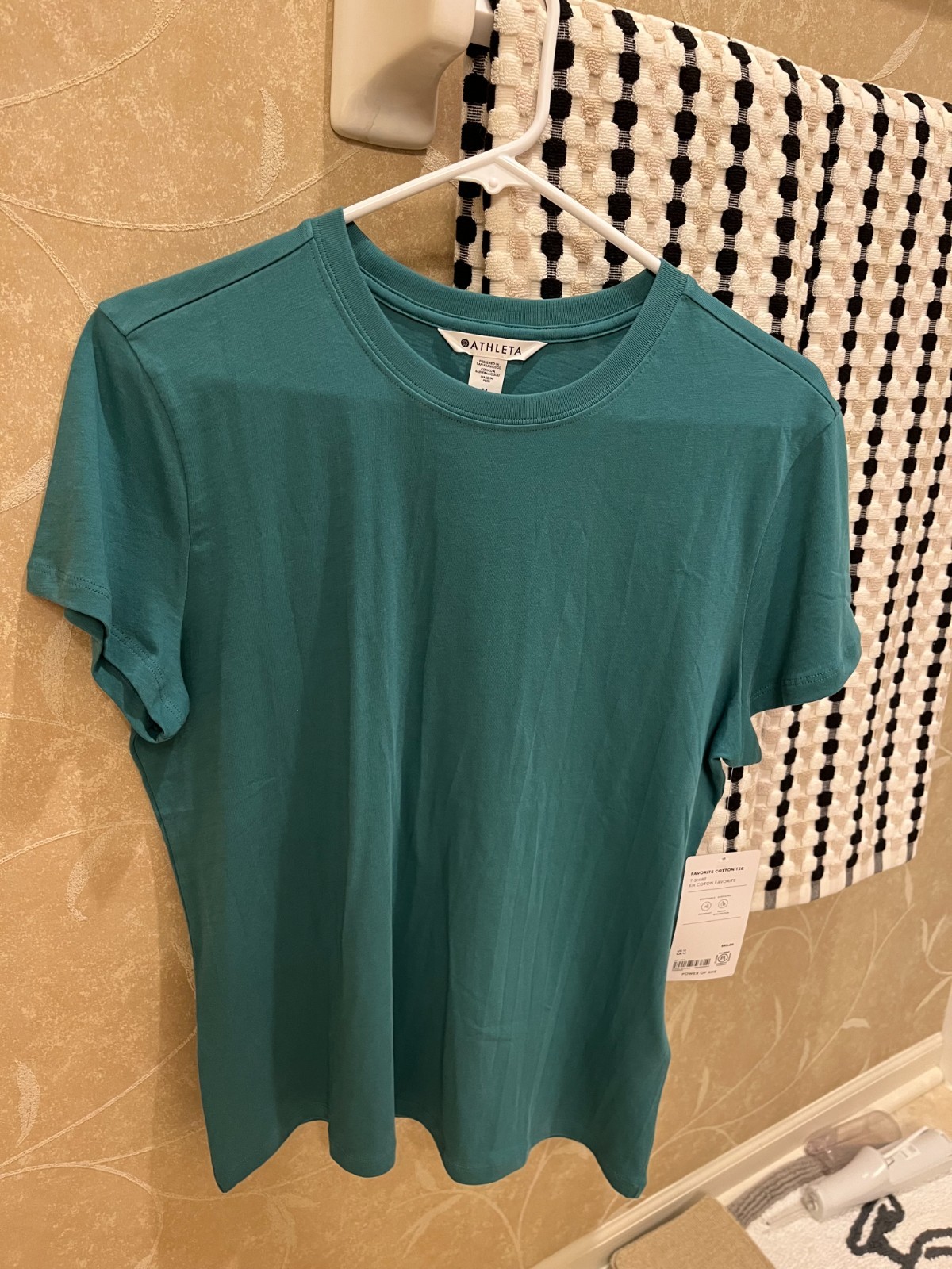Women\'s *NWT Athleta favorite cotton tshirt size Medium green crew neck Women\'s *NWT Athleta favorite cotton tshirt size Medium green crew neck