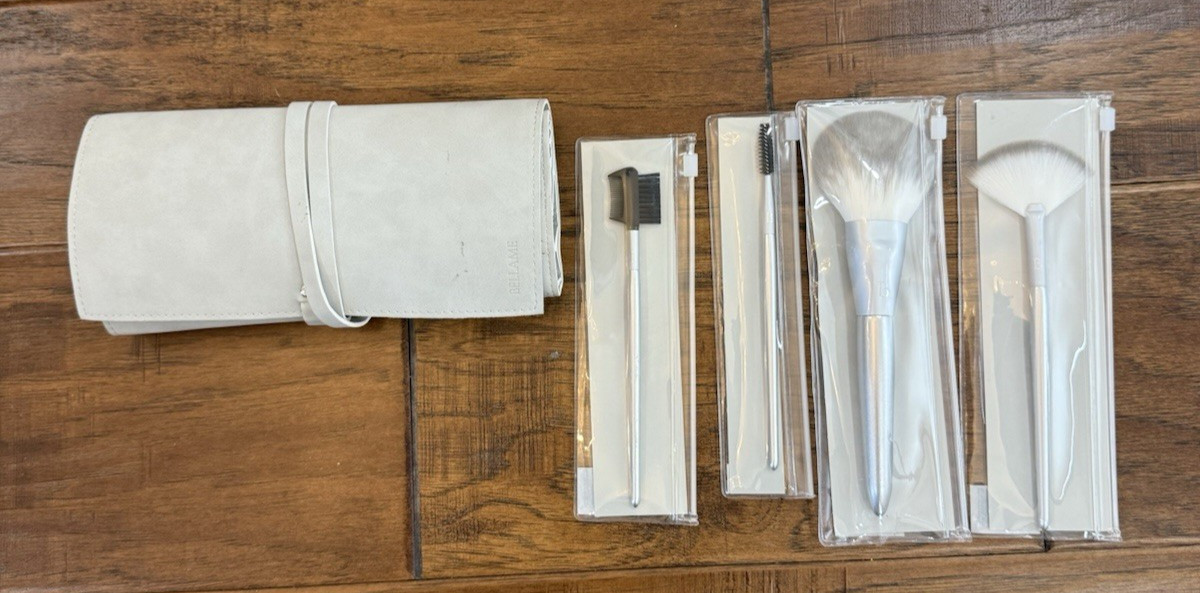 NEW Bellame 4 Piece Luxury set of Makeup Brushes + Artistry Roll-Up Holder NEW Bellame 4 Piece Luxury set of Makeup Brushes + Artistry Roll-Up Holder
