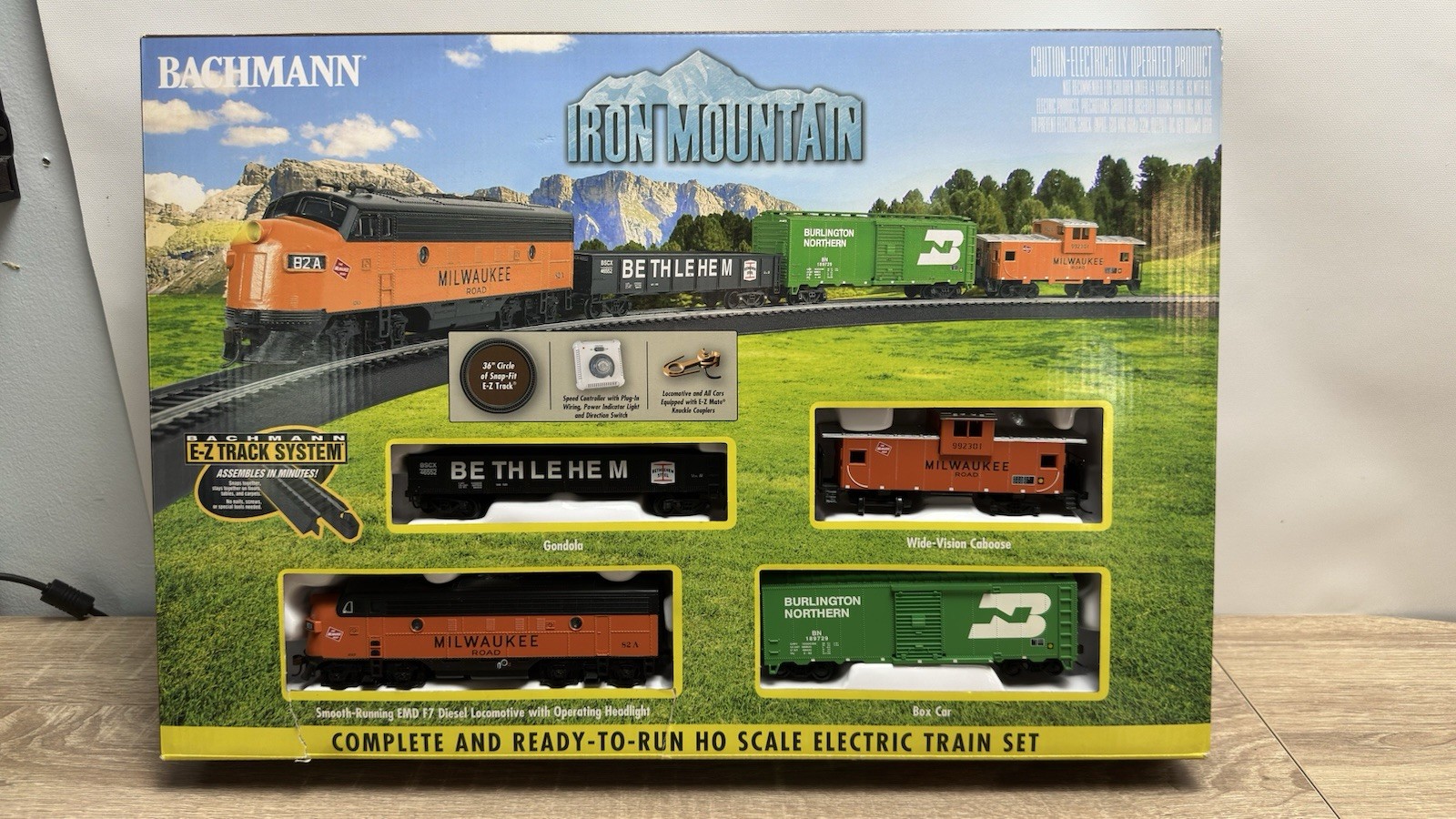 Bachmann HO Scale Iron Mountain Train Set Milwaukee Road EMD F7 Loco Box Car Bachmann HO Scale Iron Mountain Train Set Milwaukee Road EMD F7 Loco Box Car
