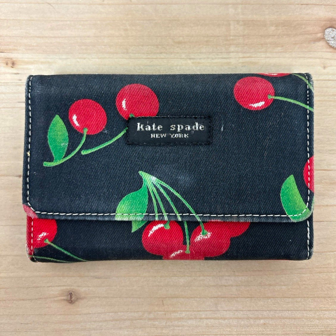 Kate Spade New York Women\'s Cherry Pattern Wallet Logo Zipper Credit Card Slots Kate Spade New York Women\'s Cherry Pattern Wallet Logo Zipper Credit Card Slots
