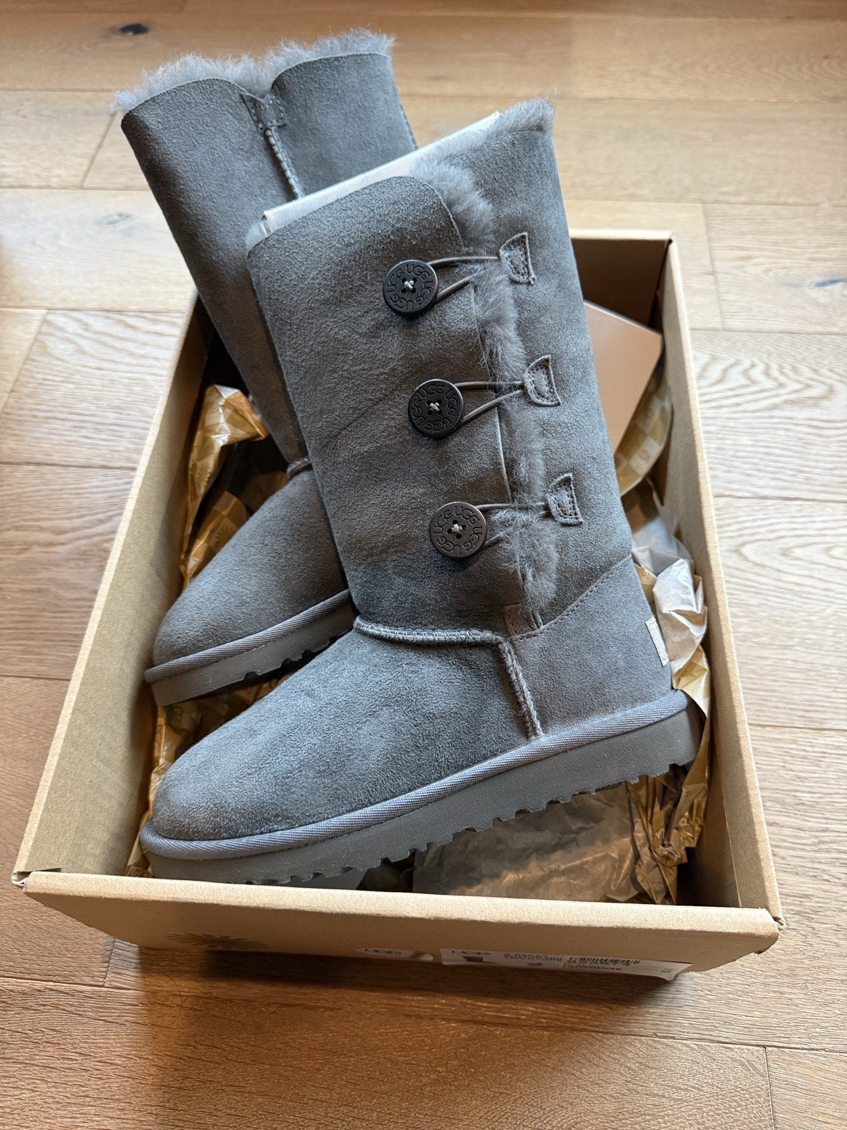 UGG K Bailey Button Triplet Kids Boots 2 Gray Suede Button Fur Trim Mid-Calf UGG K Bailey Button Triplet Kids Boots 2 Gray Suede Button Fur Trim Mid-Calf