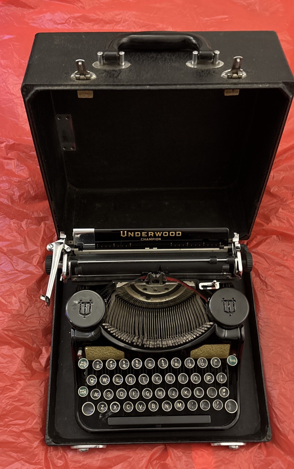 1930’s Underwood Universal Glossy Black Elite Portable Typewriter in Case 1930’s Underwood Universal Glossy Black Elite Portable Typewriter in Case