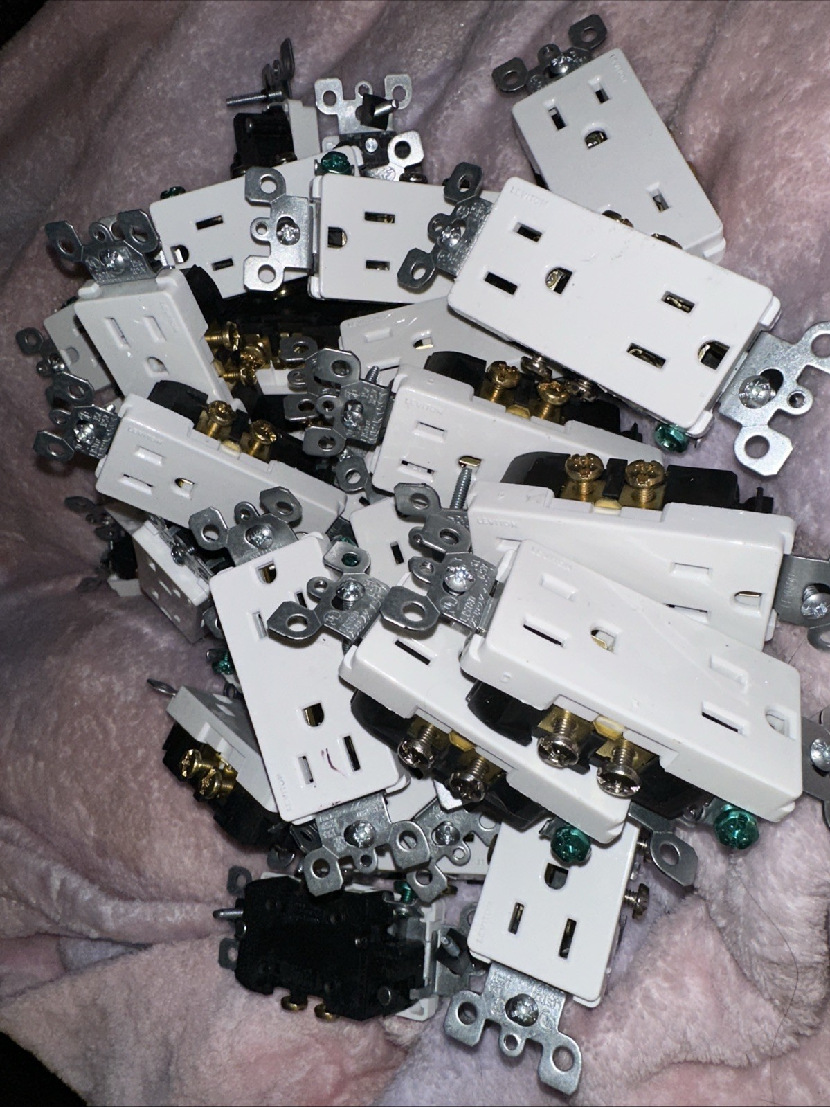 Lot Of 34 LEVITON M24-05325-WMP DECORA 15A 125V DUPLEX OUTLET/RECEPTACLE, WHITE Lot Of 34 LEVITON M24-05325-WMP DECORA 15A 125V DUPLEX OUTLET/RECEPTACLE, WHITE