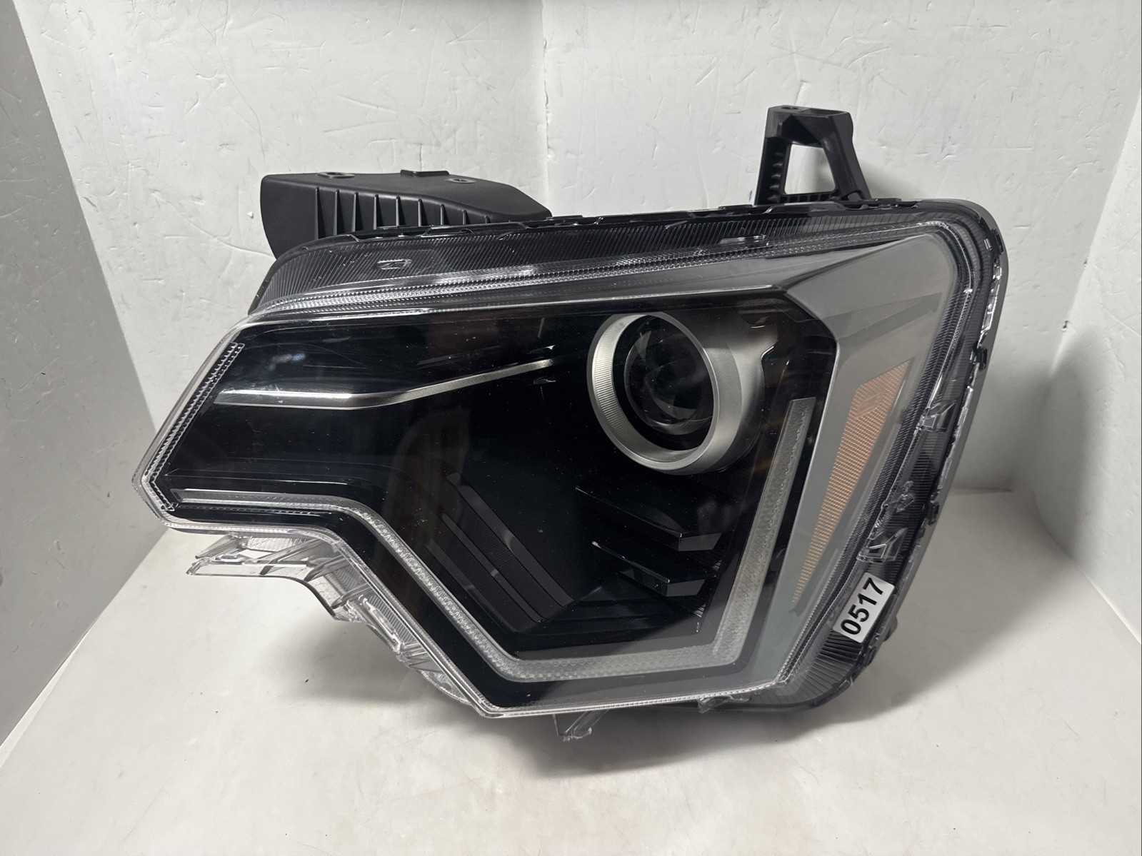 Kia Niro 2023-2025 LH Driver Halogen Headlight OEM 92101-AT050 CRACKED Kia Niro 2023-2025 LH Driver Halogen Headlight OEM 92101-AT050 CRACKED