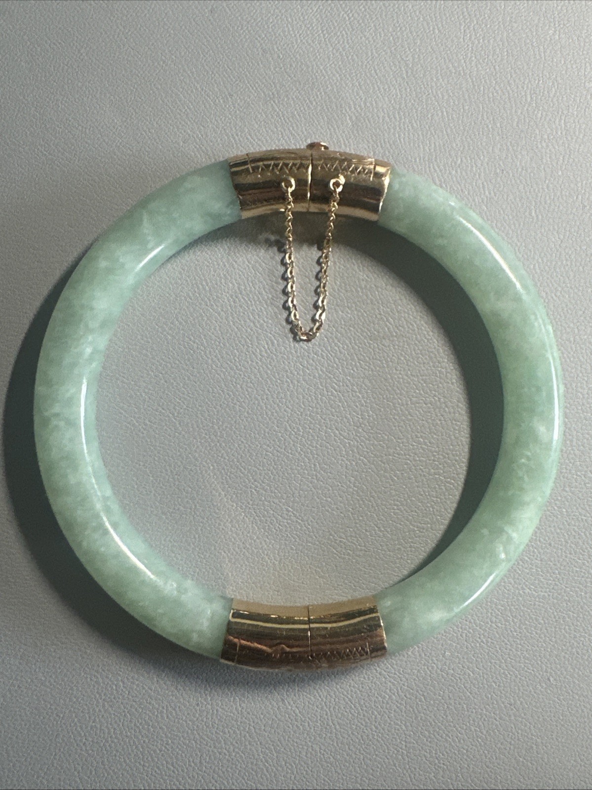 VINTAGE ASIANA GREEN JADEITE HINGED BANGLE BRACELET 14K 585 YELLOW GOLD