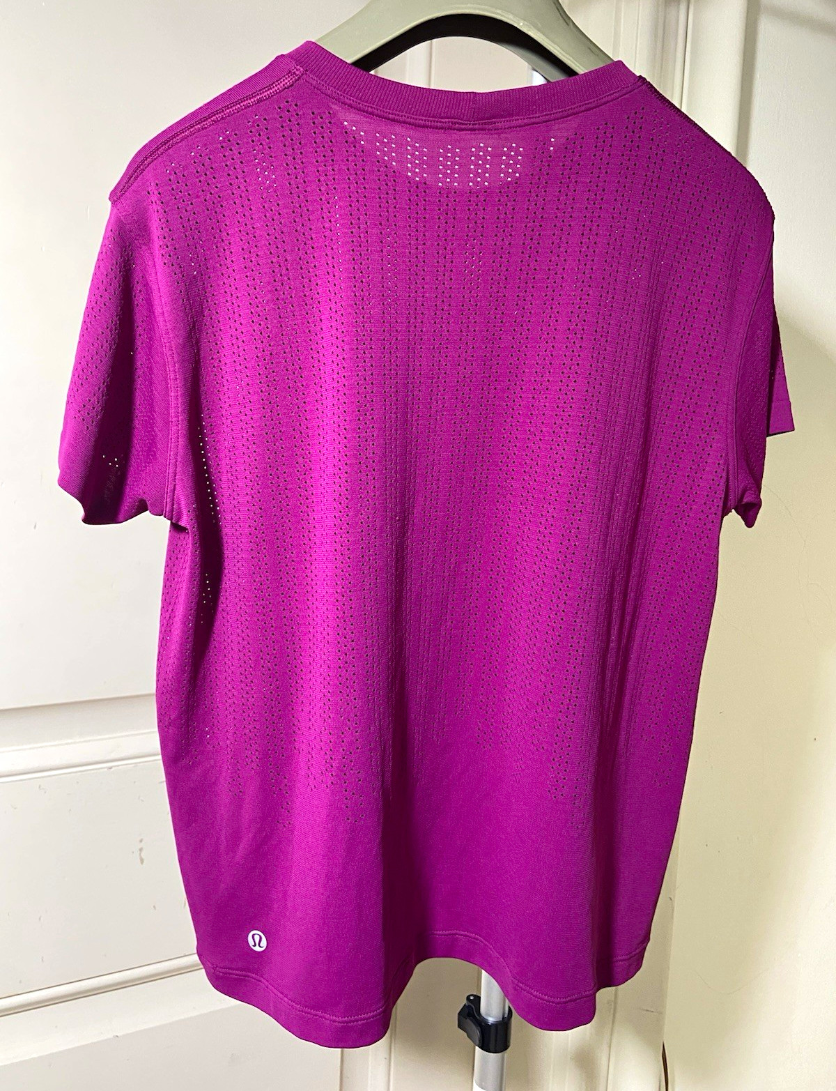 lululemon Women’s Purple Mesh Crew Neck Breathable Stretch Tee size 6/8 lululemon Women’s Purple Mesh Crew Neck Breathable Stretch Tee size 6/8