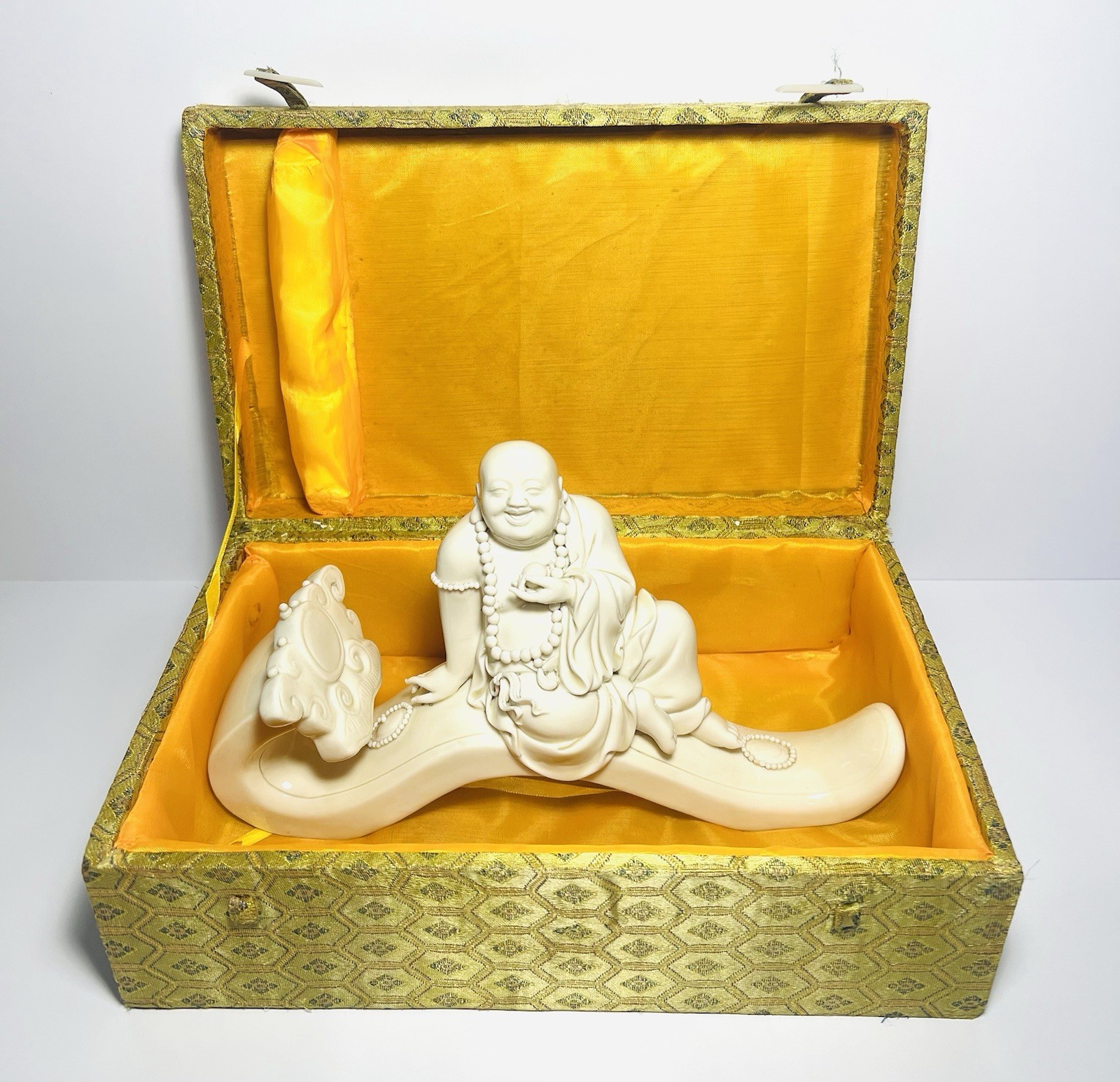 Vintage Dehua Porcelain Happy Laughing Maitreya Buddha Statue - 11 X 6.5 X 4 Vintage Dehua Porcelain Happy Laughing Maitreya Buddha Statue - 11 X 6.5 X 4
