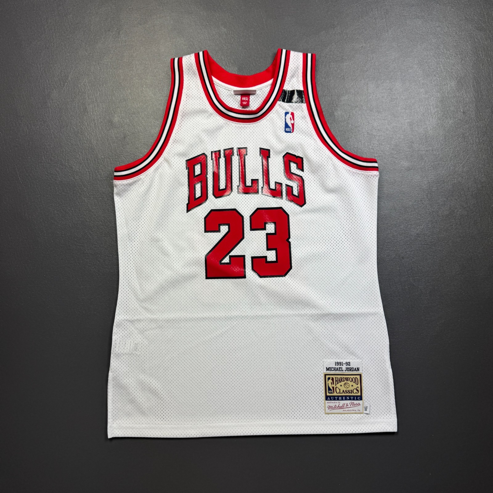 100% Authentic Michael Jordan Mitchell Ness 91 92 The Shrug Bulls Jersey L 44 100% Authentic Michael Jordan Mitchell Ness 91 92 The Shrug Bulls Jersey L 44