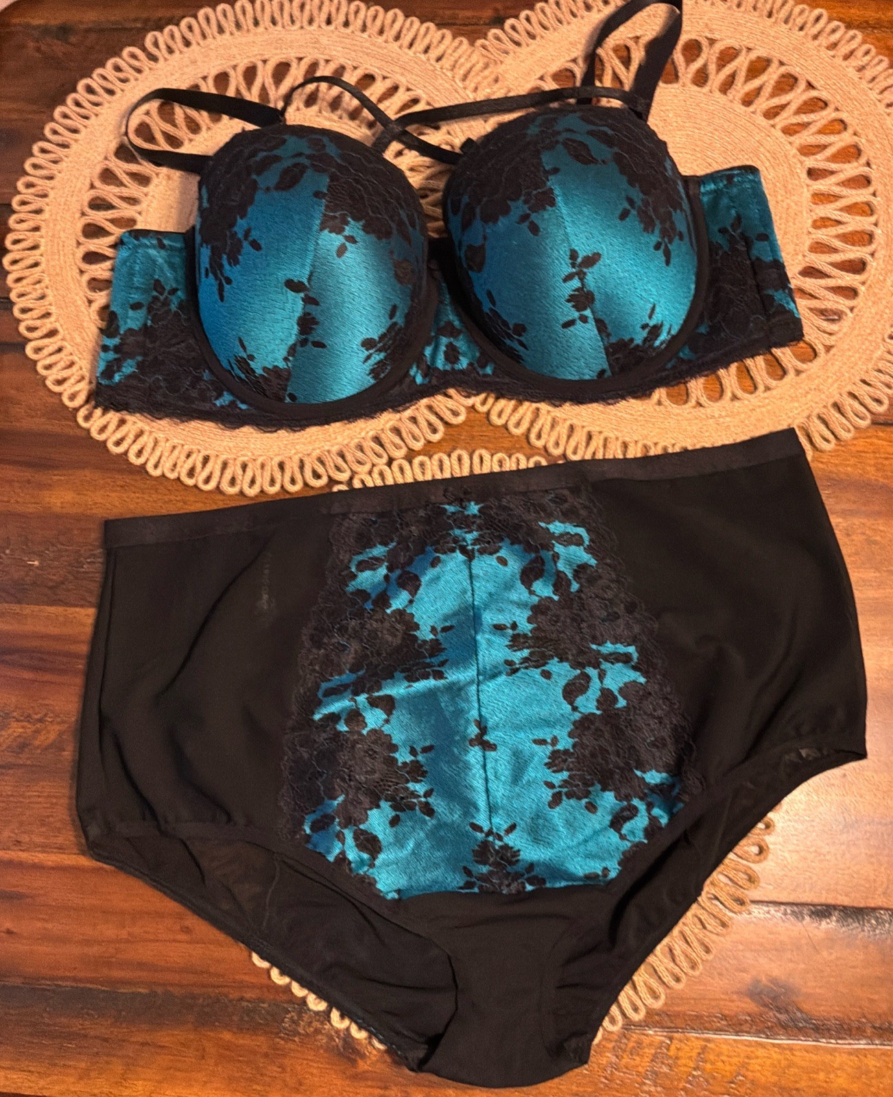 TORRID 2 Pc Shine Strappy PU Bra 46D & Size 4 Panty Mermaid Blue /Black Lace NEW TORRID 2 Pc Shine Strappy PU Bra 46D & Size 4 Panty Mermaid Blue /Black Lace NEW