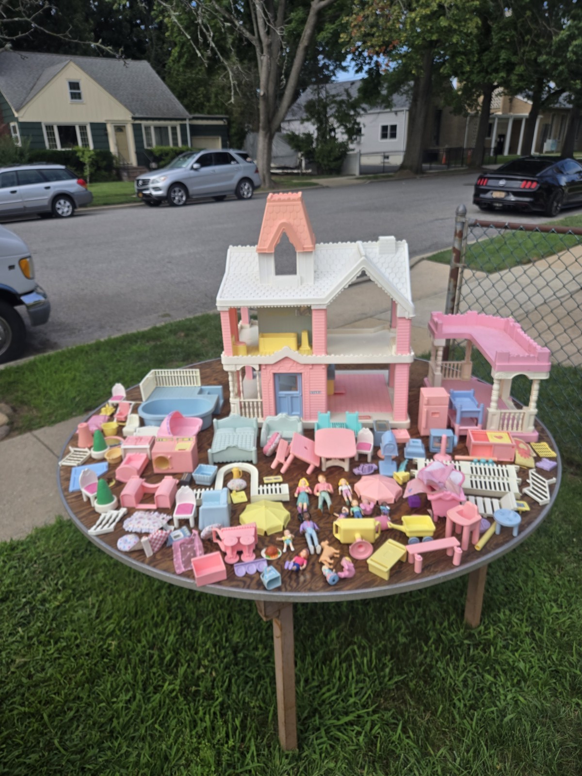 1991 Vintage Playskool Victorian Dollhouse Playset with Figures and furniture 
