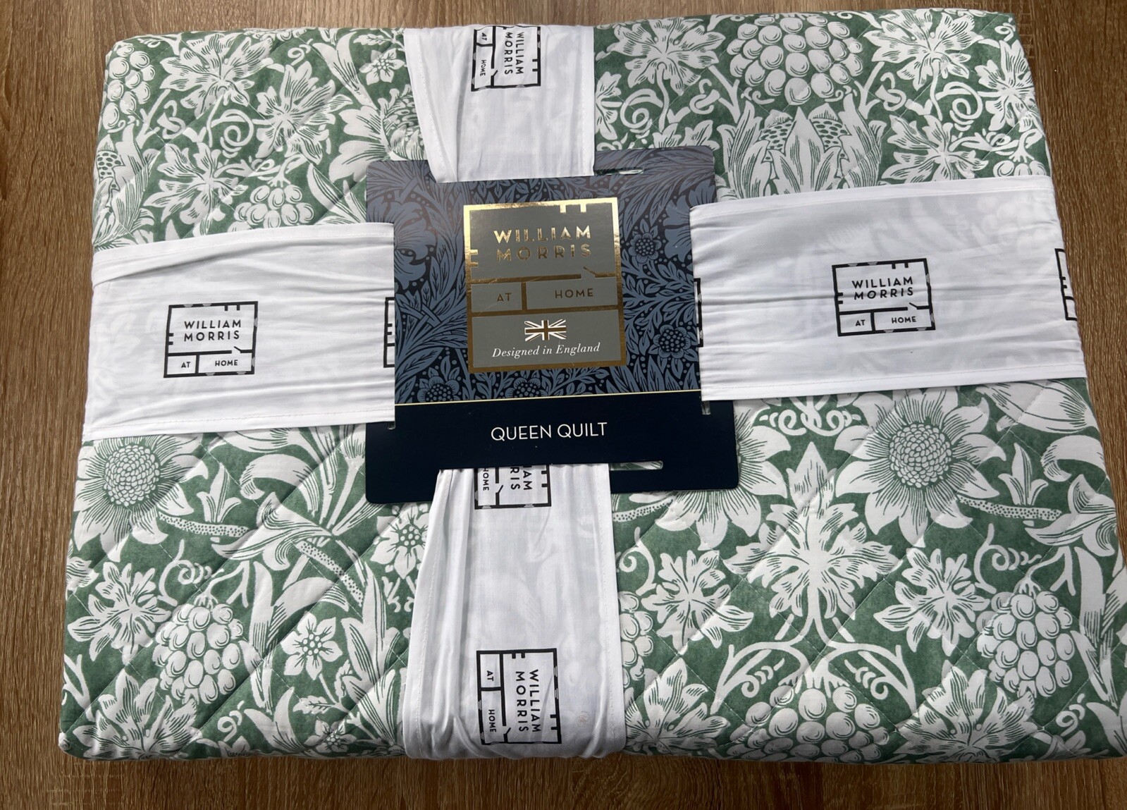 William Morris Queen Quilt- Sunflower / Evergreen - Green White Quilt Coverlet William Morris Queen Quilt- Sunflower / Evergreen - Green White Quilt Coverlet