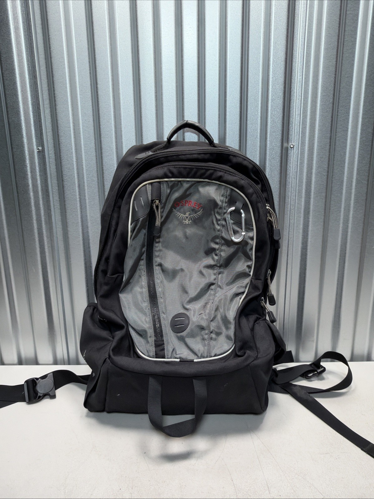 Osprey Flux Backpack Daypack Commuter Hiking Black Gray 25L Travel School