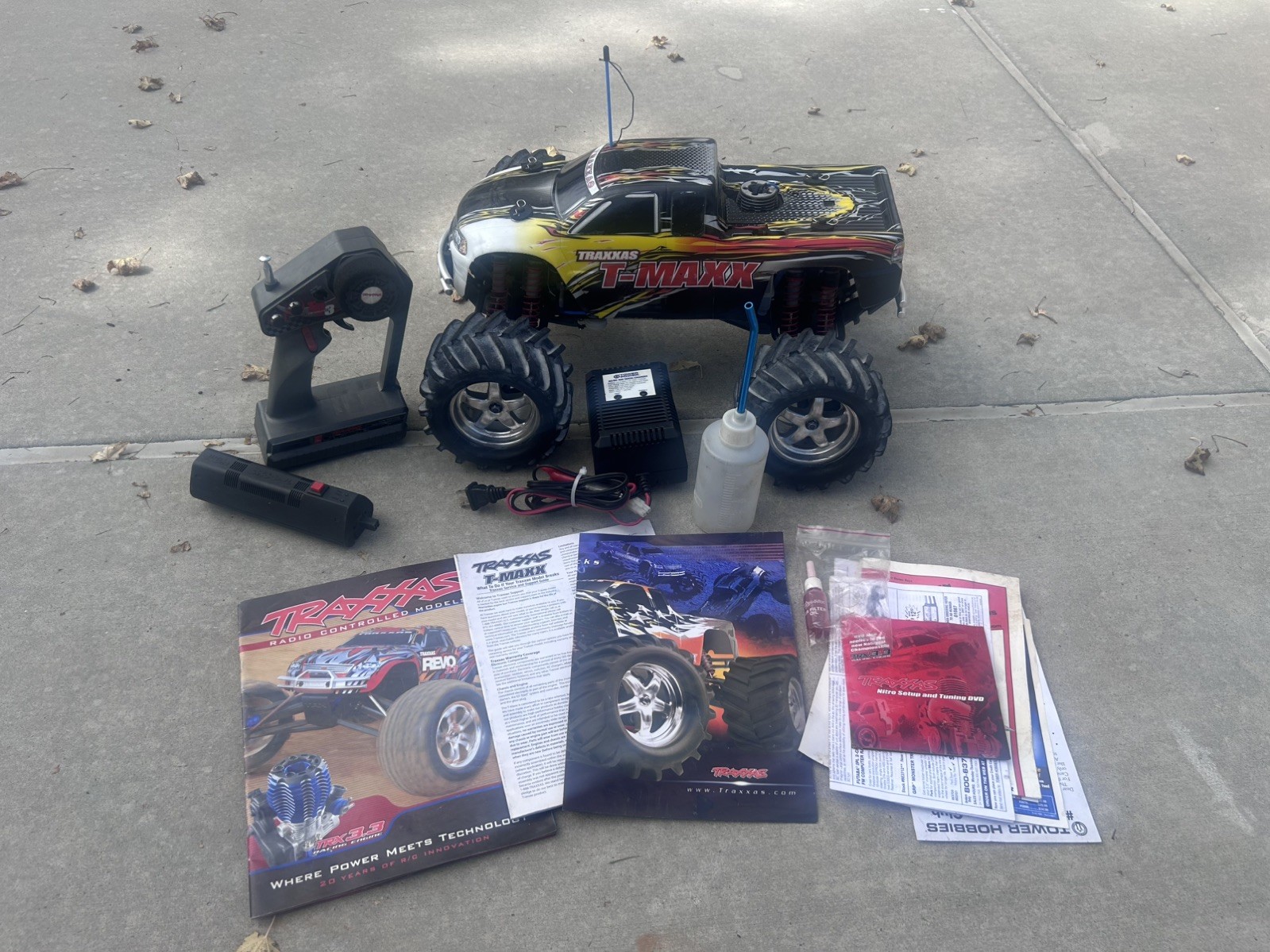 Traxxas T-Maxx 1/10 4WD Nitro RC Monster Truck Black/White/ RTR remote starter Traxxas T-Maxx 1/10 4WD Nitro RC Monster Truck Black/White/ RTR remote starter