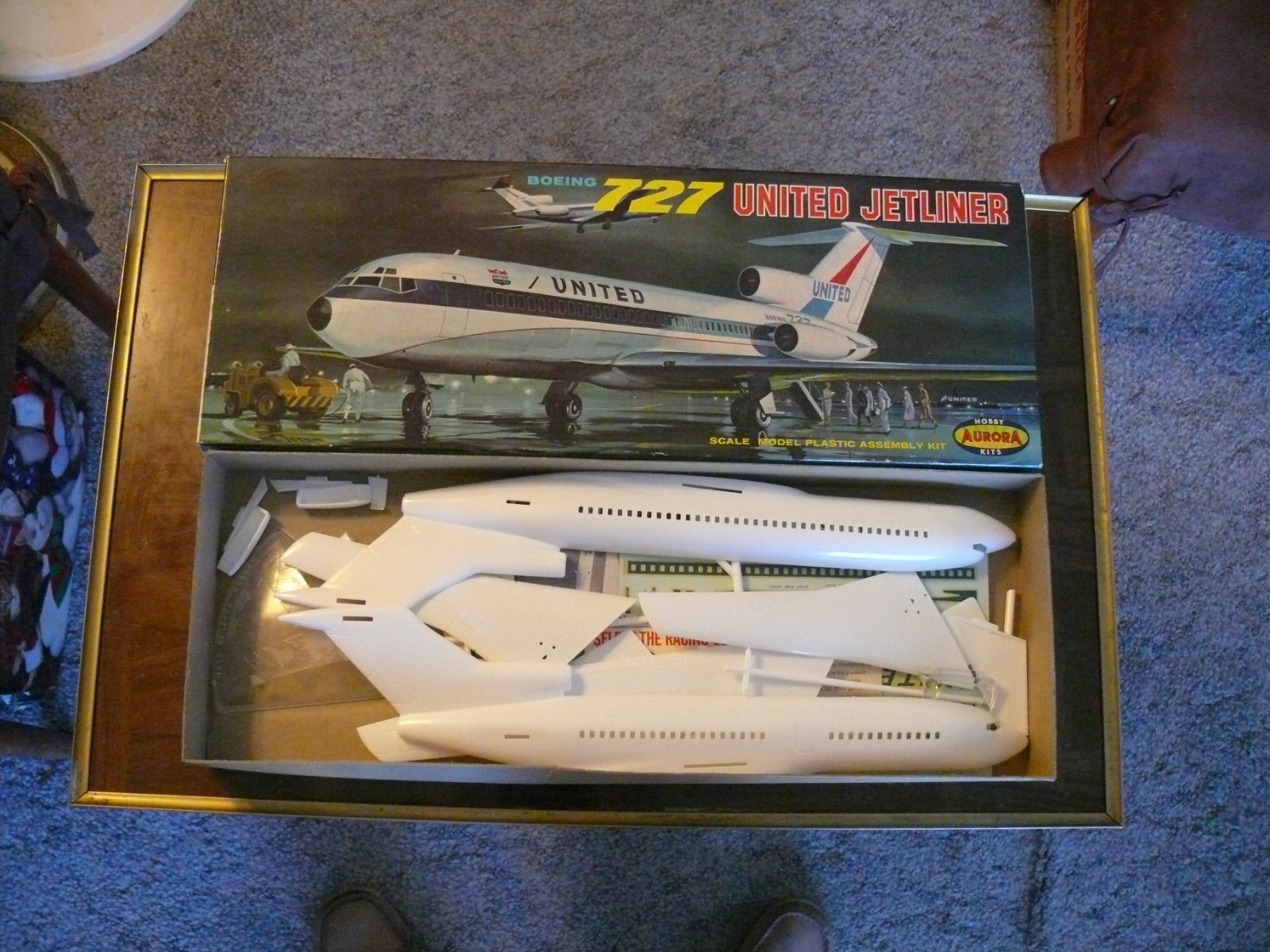 Vintage Aurora Scale Model United Airlines Boeing 727 kit no. 353-198 Vintage Aurora Scale Model United Airlines Boeing 727 kit no. 353-198