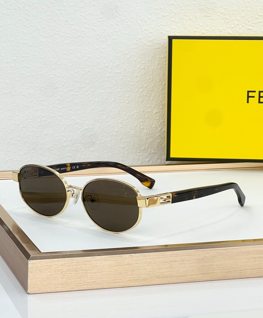 FENDI FE40217U Gold Tortoise Round Sunglasses Brown Lens 57-16-140 FENDI FE40217U Gold Tortoise Round Sunglasses Brown Lens 57-16-140