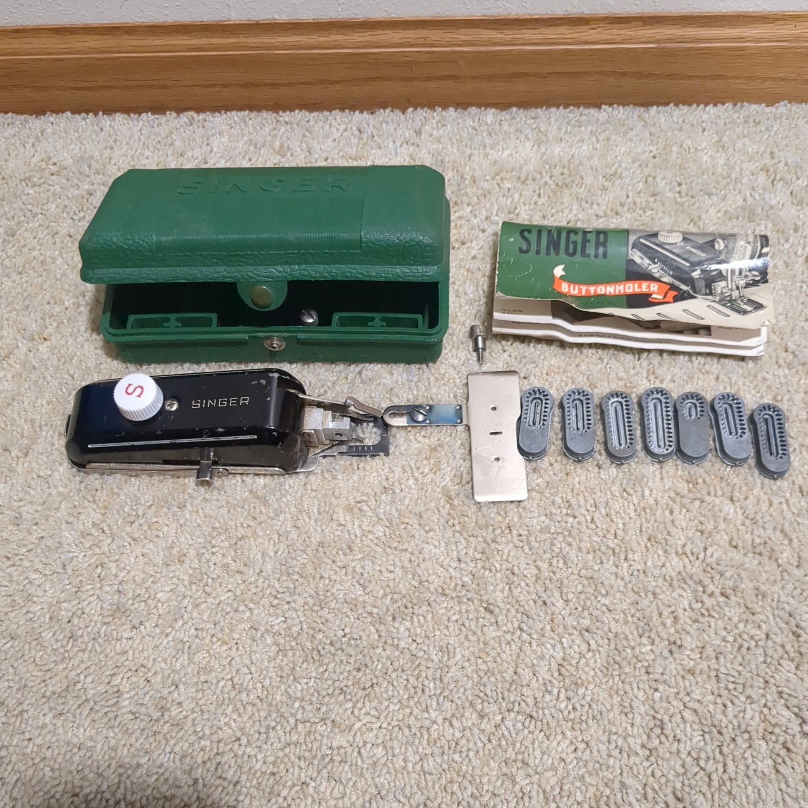 Vintage Singer Buttonholer 160506 Green Case Manual Templates Sewing Attachment Vintage Singer Buttonholer 160506 Green Case Manual Templates Sewing Attachment