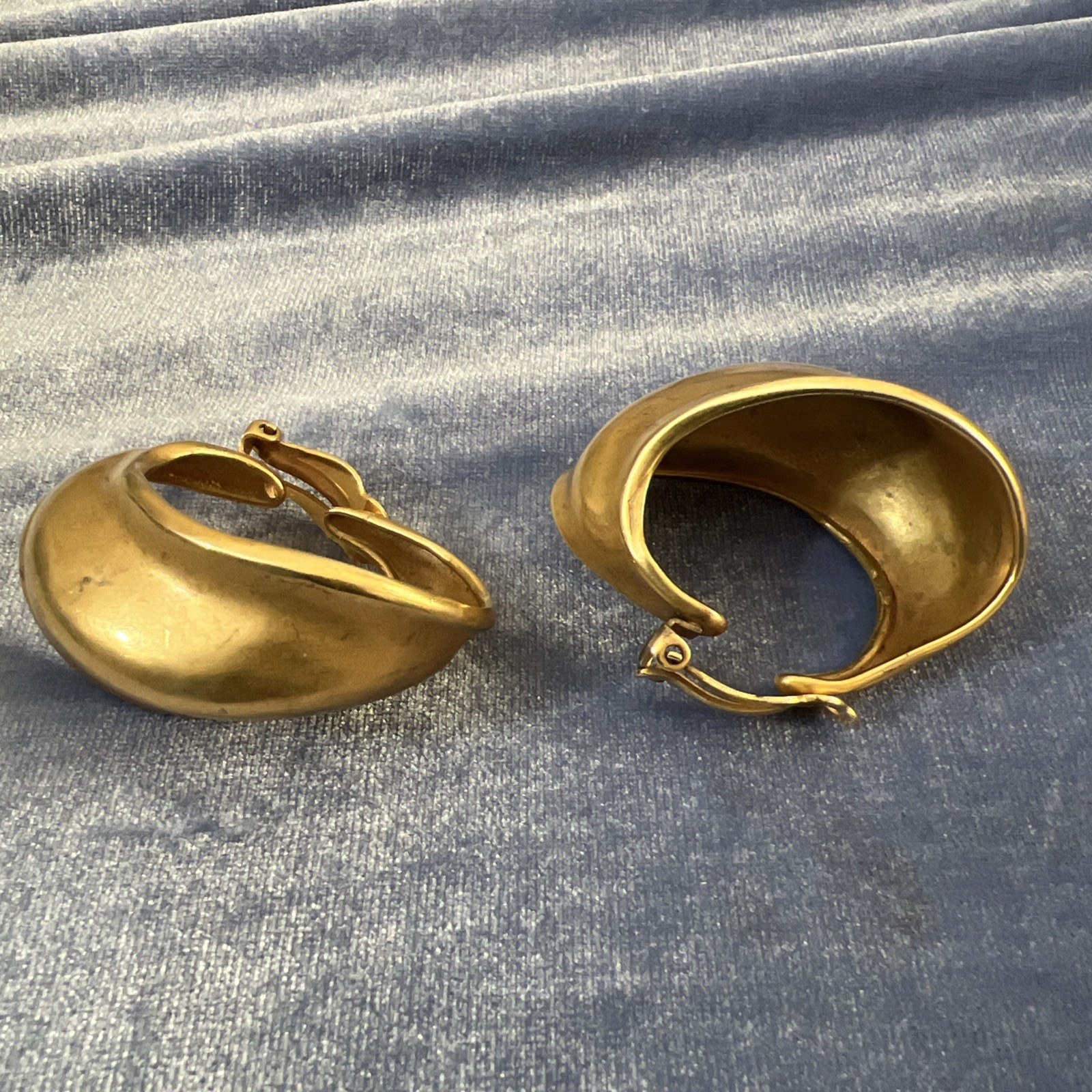 Vtg 1980s Matte Gold Sculptural Clip Earrings RLM Robert Lee Morris Era DK
