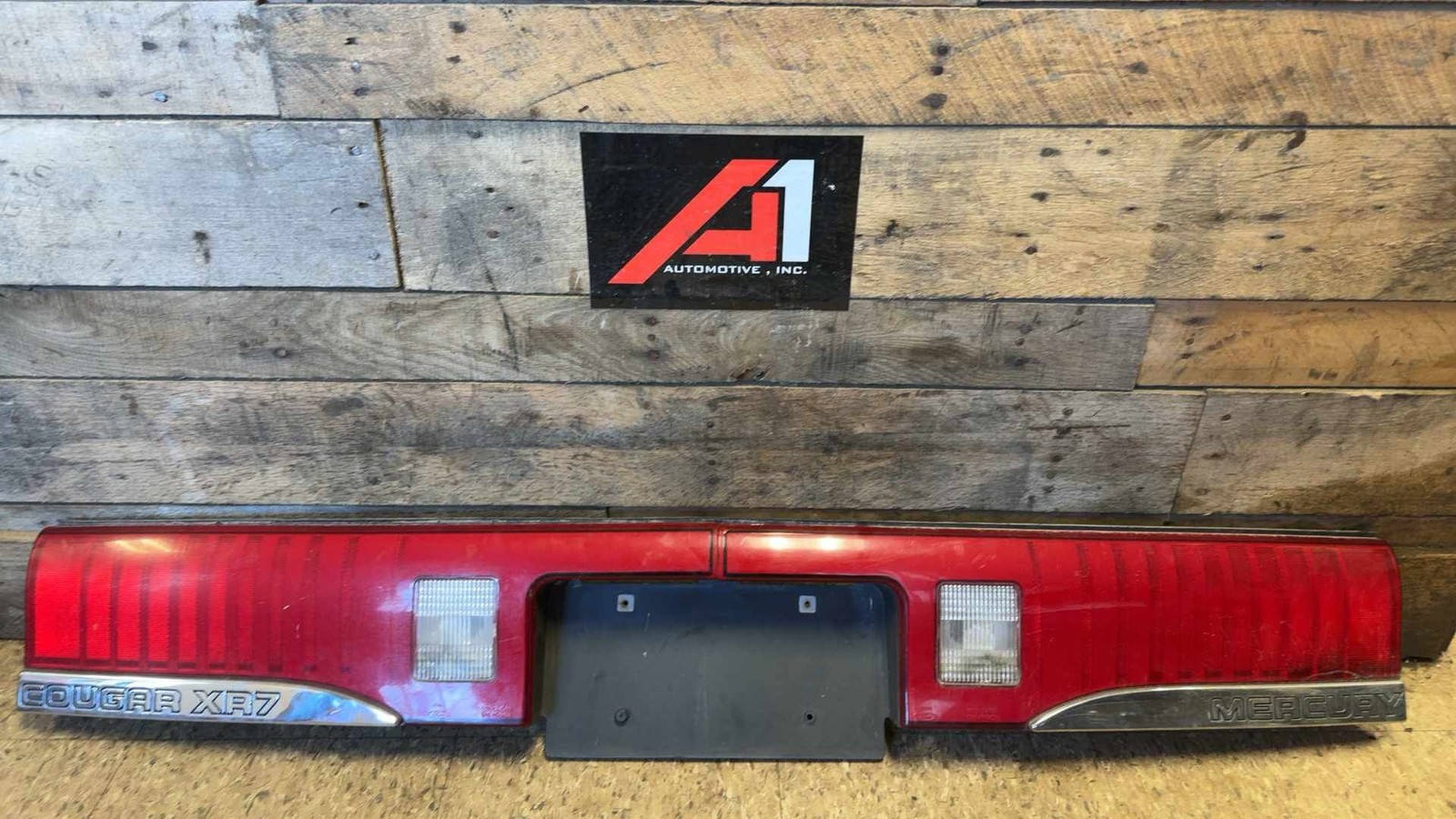 1994-1997 MERCURY COUGAR Center Tail Light / Crack in Lens : See Pictures
