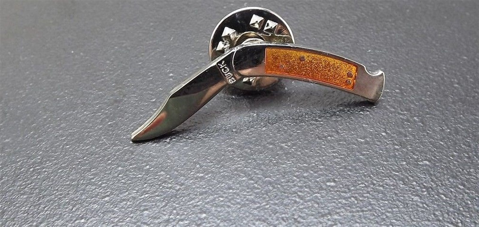 BUCK FOLDING KNIFE LAPEL / HAT PIN BRAND NEW ENAMELED 1-3/8