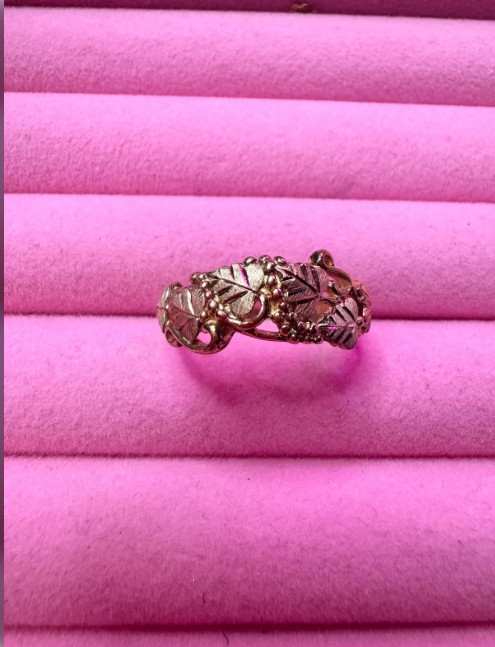 Coleman Black Hills Gold Ring Solid 10k Multi Tone Gold Grapevine Design Size 10 Coleman Black Hills Gold Ring Solid 10k Multi Tone Gold Grapevine Design Size 10