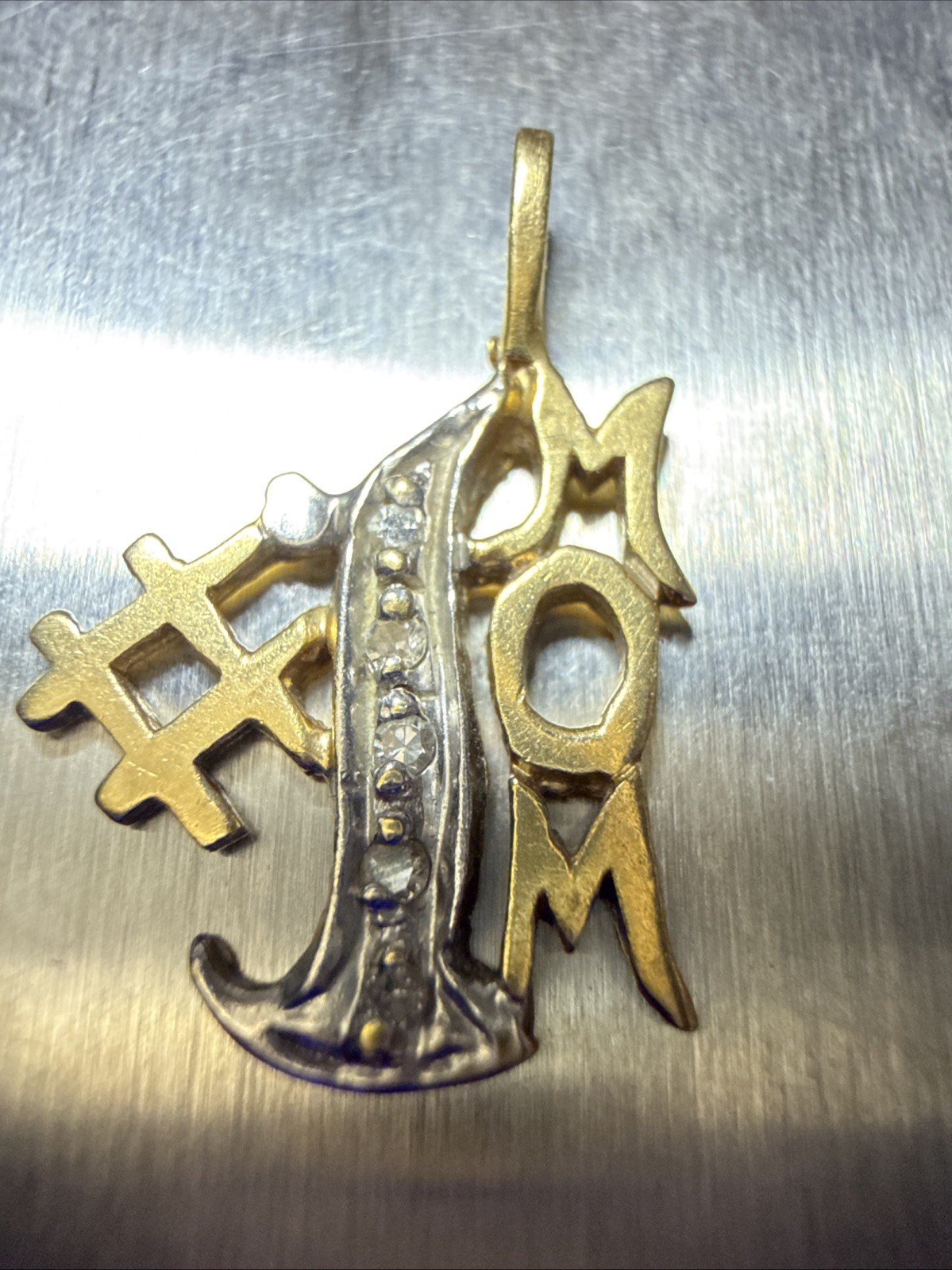 Vintage 14K Yellow Gold Diamond #1 MOM Charm Pendant Vintage 14K Yellow Gold Diamond #1 MOM Charm Pendant