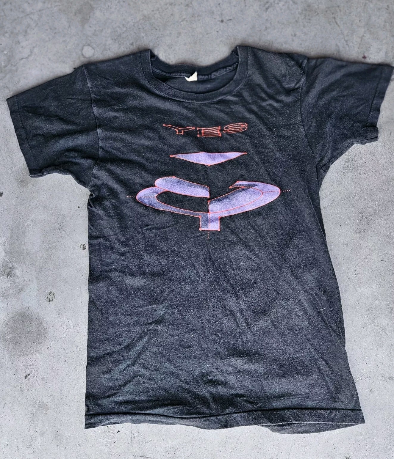 YES rock Band True Vintage 1984 Sparkomatic Car Stereo Promo Tour Tee Shirt Sz L YES rock Band True Vintage 1984 Sparkomatic Car Stereo Promo Tour Tee Shirt Sz L