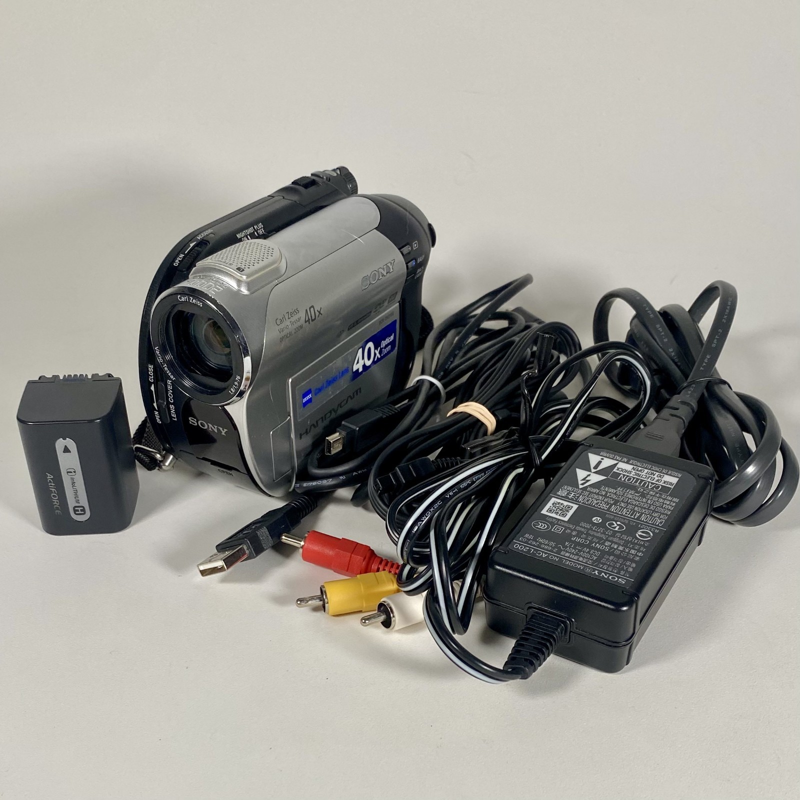 Sony Handycam DCR-DVD108 Mini DVD Camcorder 40x Zoom Battery Charger Cables