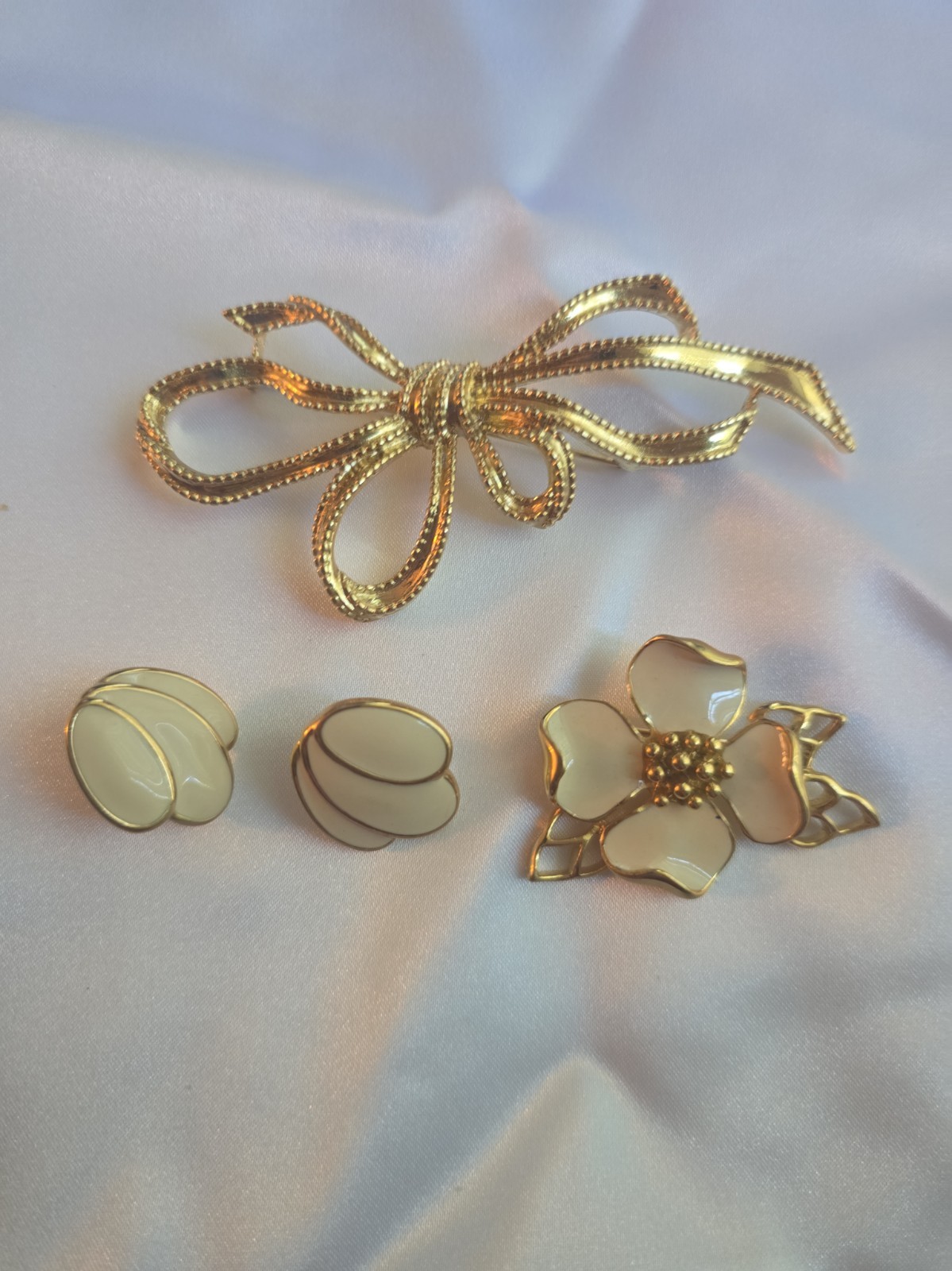 Vintage Trifari Gold Tone Jewelry Brooch Earrings Set And Bow Brooch all Signed Vintage Trifari Gold Tone Jewelry Brooch Earrings Set And Bow Brooch all Signed