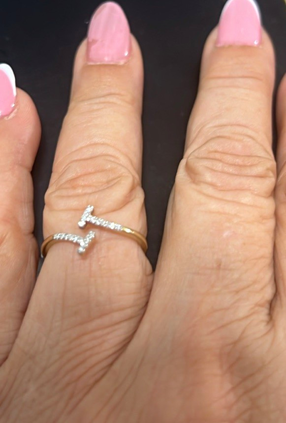 10K Yellow Gold Diamond Chevron V-Band Ring Size 7 1.5mm Prong Set 10K Yellow Gold Diamond Chevron V-Band Ring Size 7 1.5mm Prong Set
