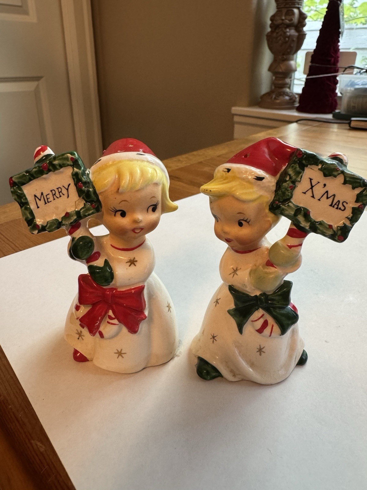 Vintage Napco Ceramic Christmas Boy And Girl Merry Christmas Sign Salt And Peppe Vintage Napco Ceramic Christmas Boy And Girl Merry Christmas Sign Salt And Peppe