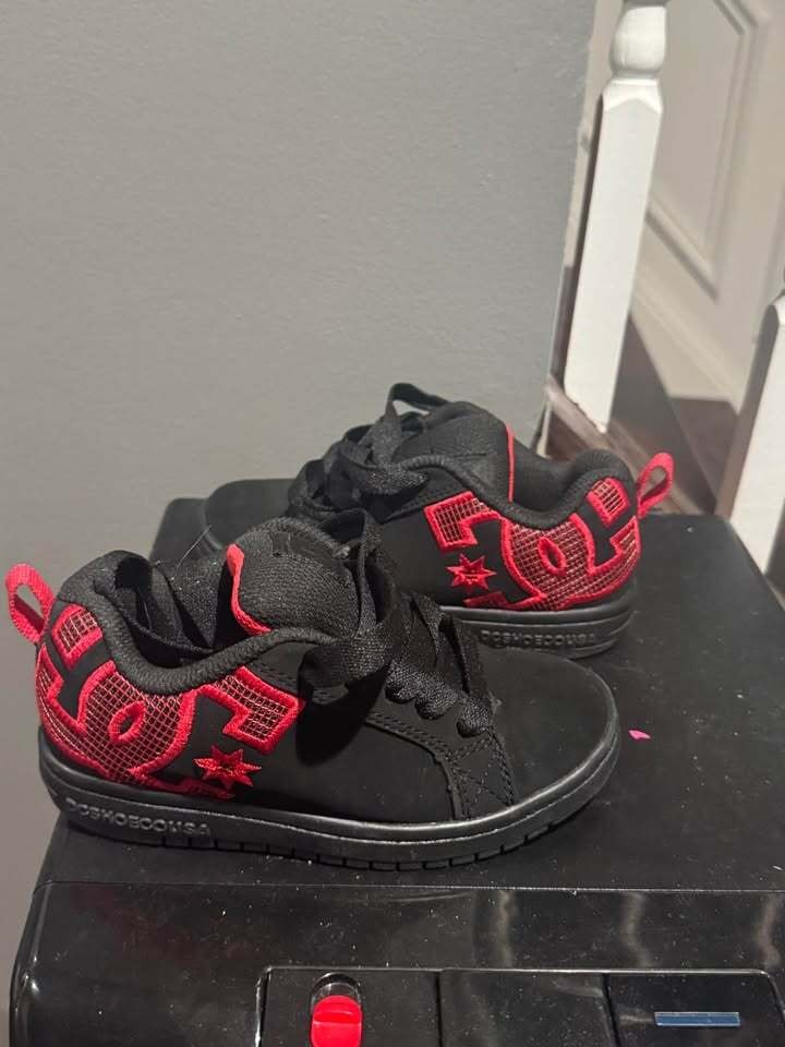 DC Court Graffik Kids Size 13 Black Red Skate Shoes Sneakers