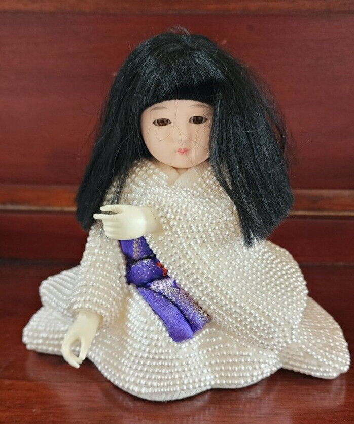 Vintage Global Art Japanese Geisha Doll Figurine White Beaded Kimono Japan Vintage Global Art Japanese Geisha Doll Figurine White Beaded Kimono Japan