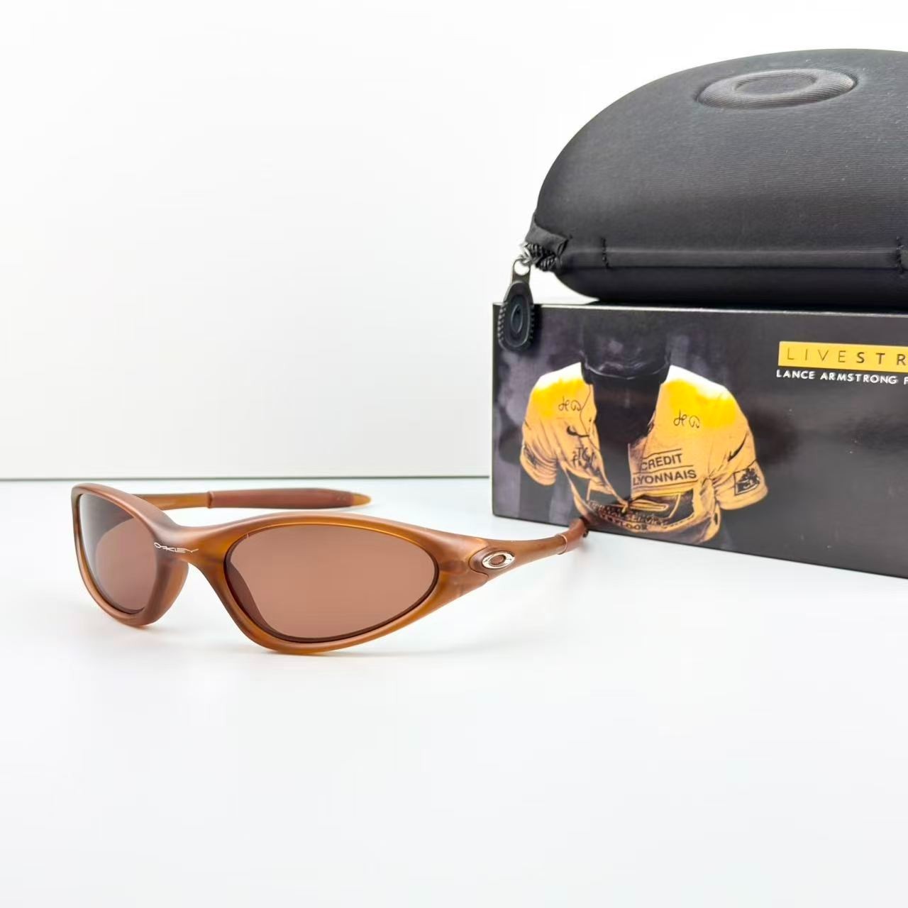 Oakley Mitute Brown Vintage Sunglasses Gorpcore USA Y2K Avantgarde Archive