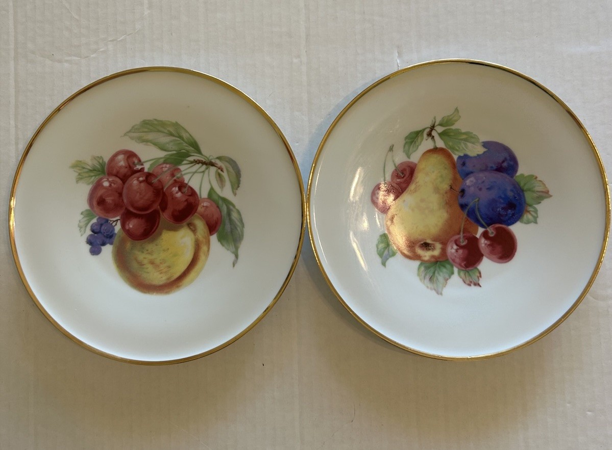 Vtg PORZELLANFABRIK ARZBERG Set Of 2 FRUIT 8” PLATES Wall Bone China Gold Rim Vtg PORZELLANFABRIK ARZBERG Set Of 2 FRUIT 8” PLATES Wall Bone China Gold Rim