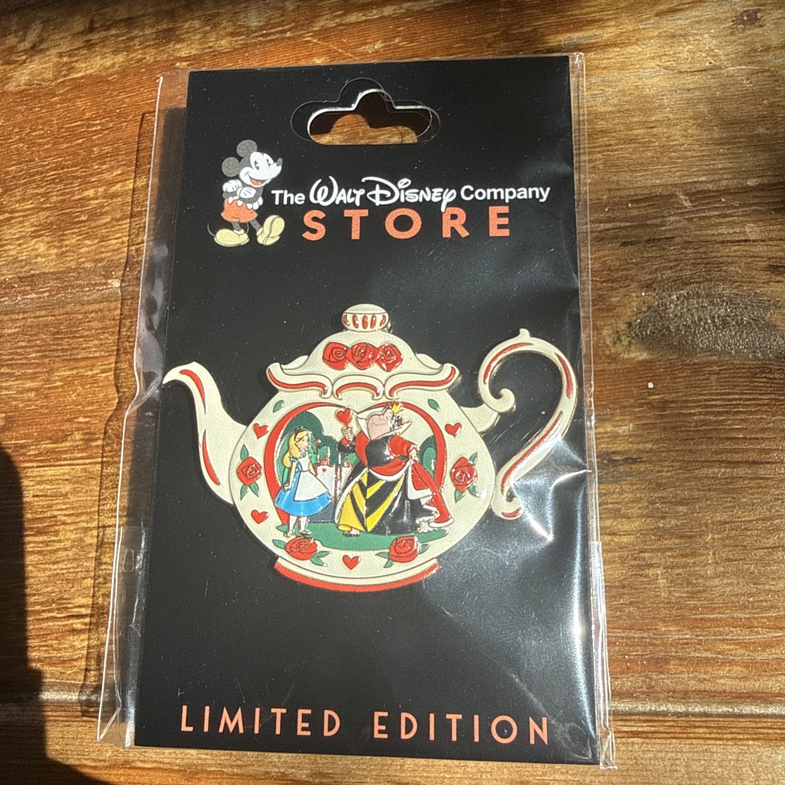 Disney TWDC Alice in Wonderland Teapots Pin LE 300 - Alice & Queen of Hearts Disney TWDC Alice in Wonderland Teapots Pin LE 300 - Alice & Queen of Hearts