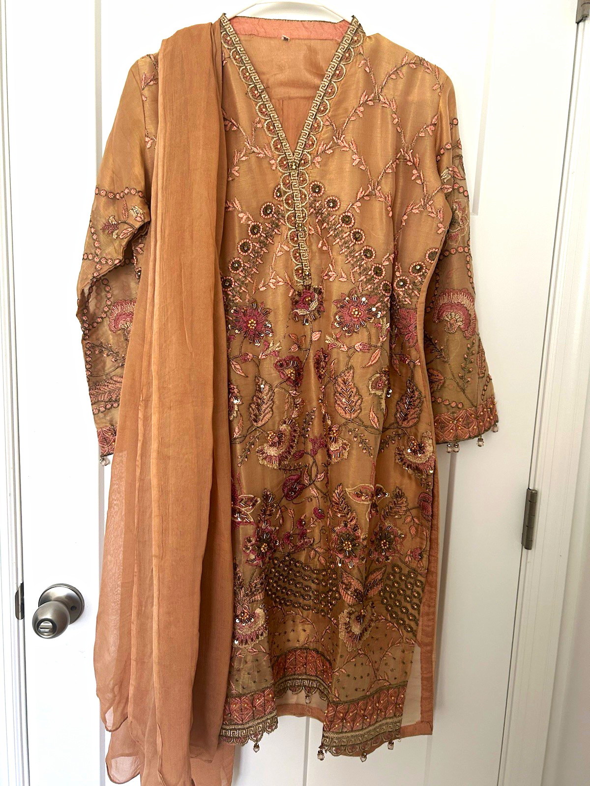 Women’s fancy, party wear Shalwar Kameez Embroidered Suit Size M Women’s fancy, party wear Shalwar Kameez Embroidered Suit Size M