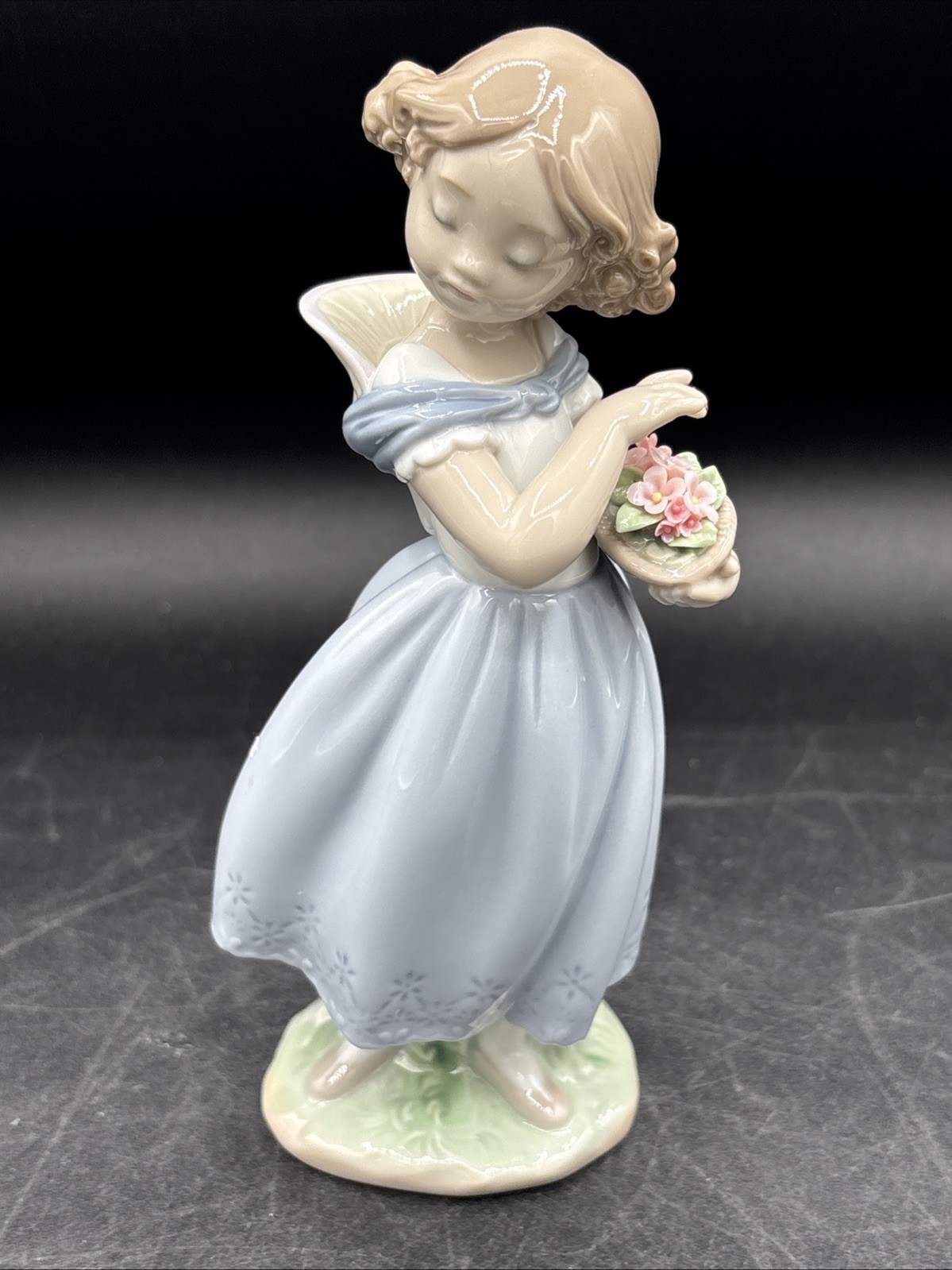Lladro #8246 Pretty Innocence Porcelain Girl Figurine w/ Flowers EXC Lladro #8246 Pretty Innocence Porcelain Girl Figurine w/ Flowers EXC