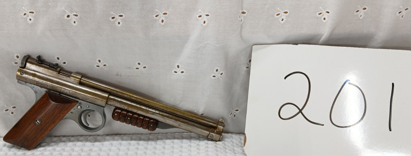 VINTAGE BENJAMIN FRANKLIN MODEL 132 .22 PUMP AIR PISTOL WALNUT HANDLES 