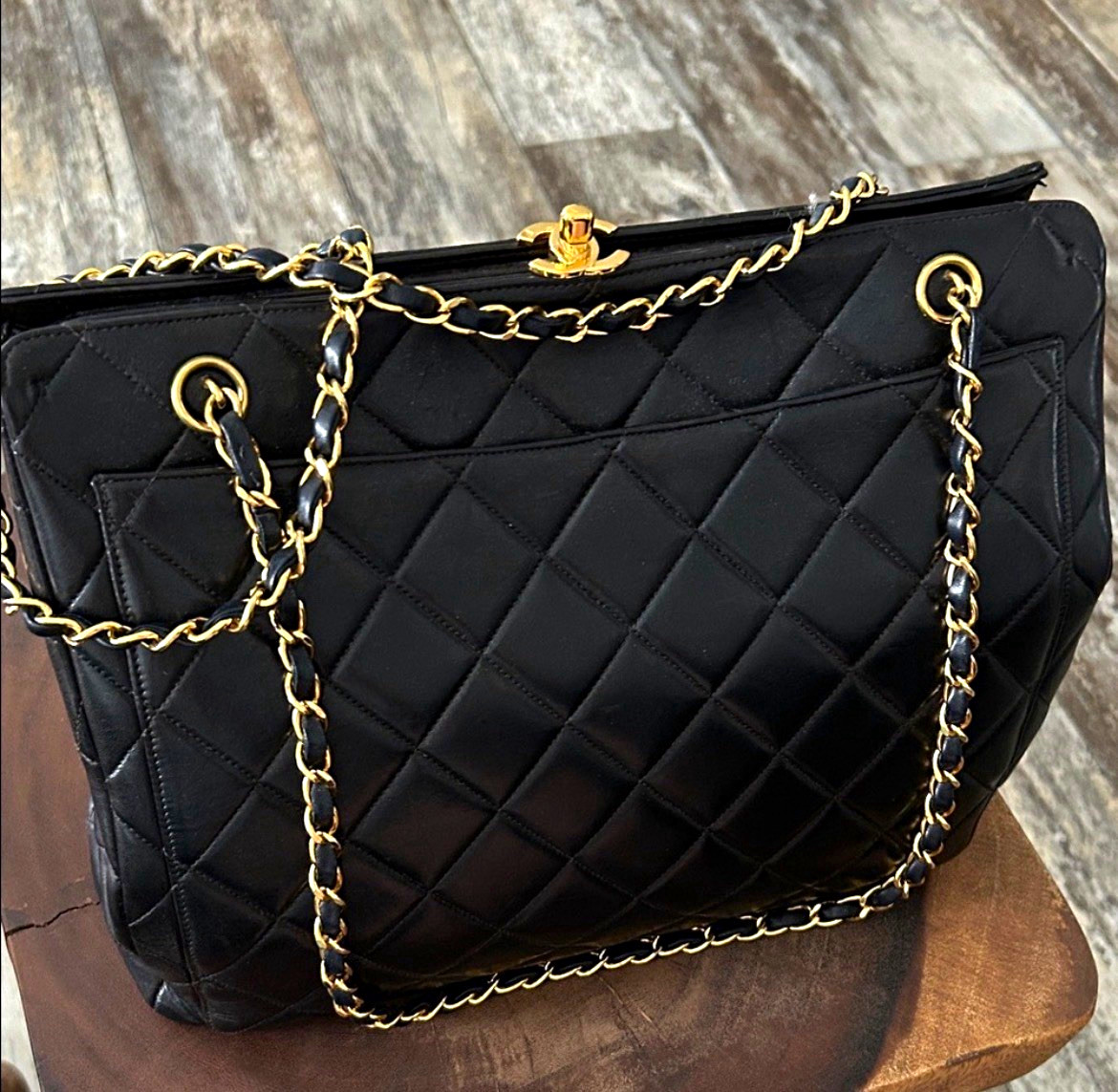 Chanel luxury vintage French purse shoulder bag. Chanel luxury vintage French purse shoulder bag.