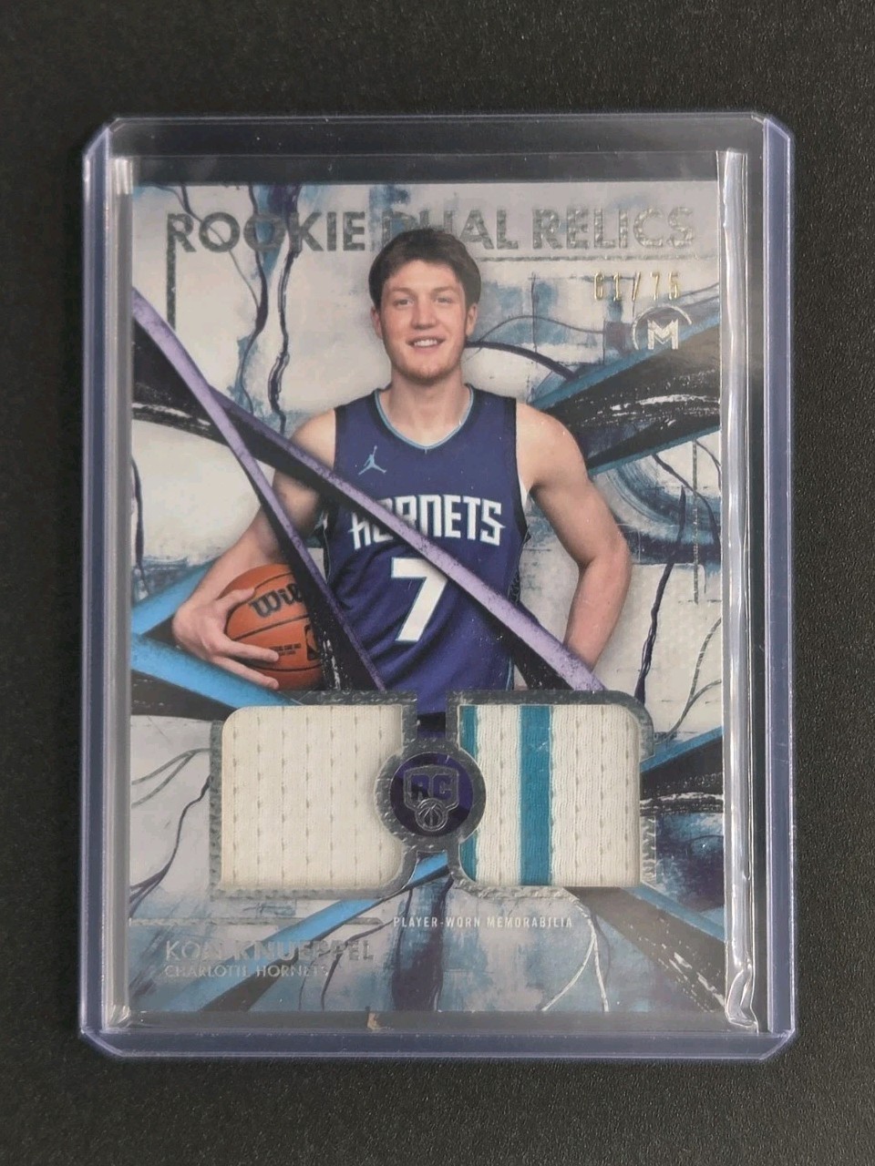 Topps 2026 Motif Kon Knueppel Rookie Dual Relics #MRD-KK Hornets /75 Topps 2026 Motif Kon Knueppel Rookie Dual Relics #MRD-KK Hornets /75
