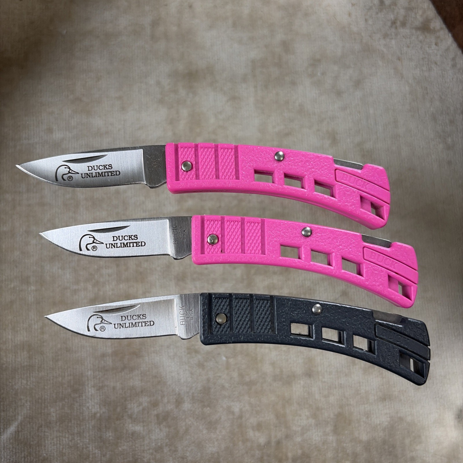 Lot of 3 Vintage Buck 425 MiniBuck Ducks Unlimited Knives (2) Pink (1) Gray USA Lot of 3 Vintage Buck 425 MiniBuck Ducks Unlimited Knives (2) Pink (1) Gray USA