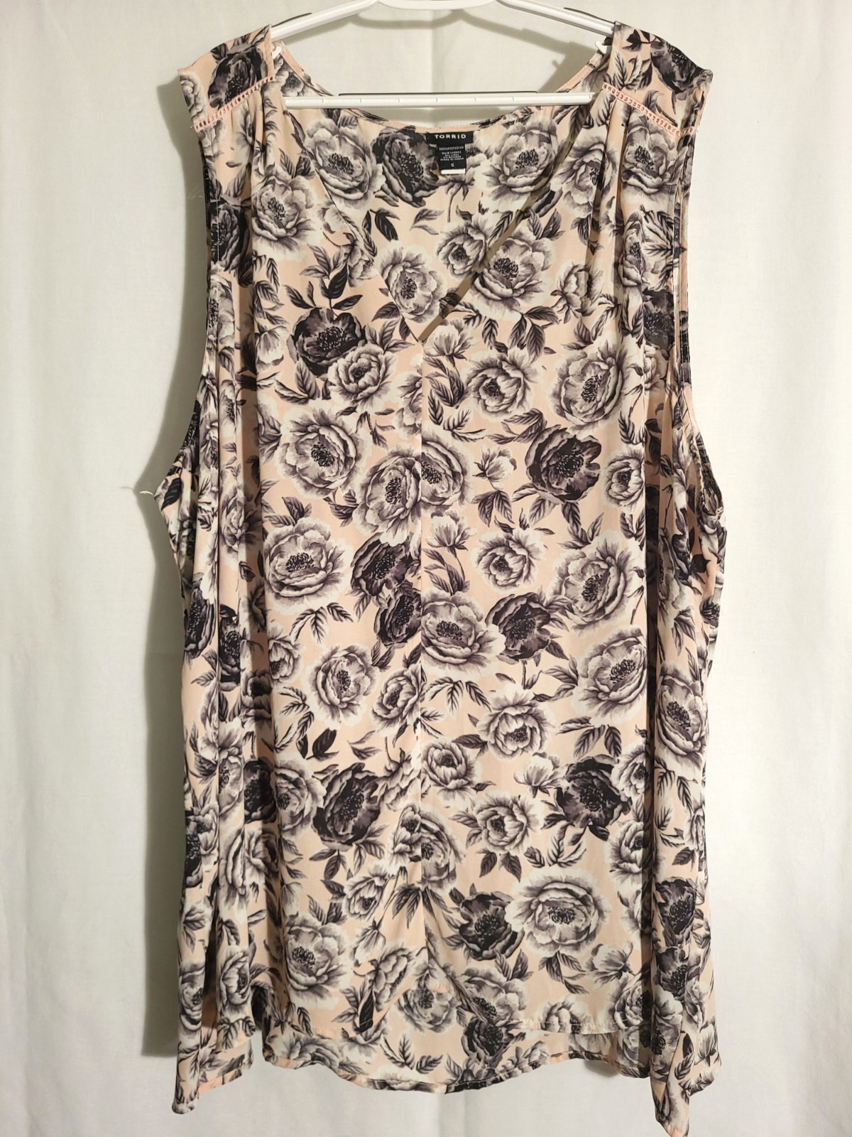 Torrid-Pale Pink Peach Black Gray White Floral Sleeveless Vneck Top Blouse-5X