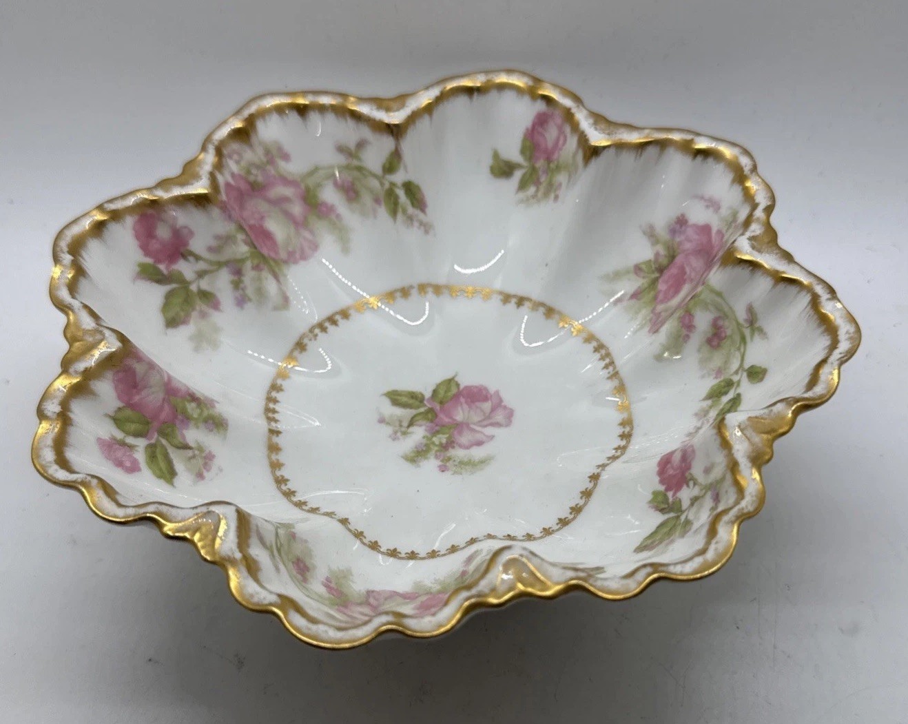 Haviland Limoge France Pink Flower Gold Scalloped Edge Round Bowl 7 Inches Haviland Limoge France Pink Flower Gold Scalloped Edge Round Bowl 7 Inches