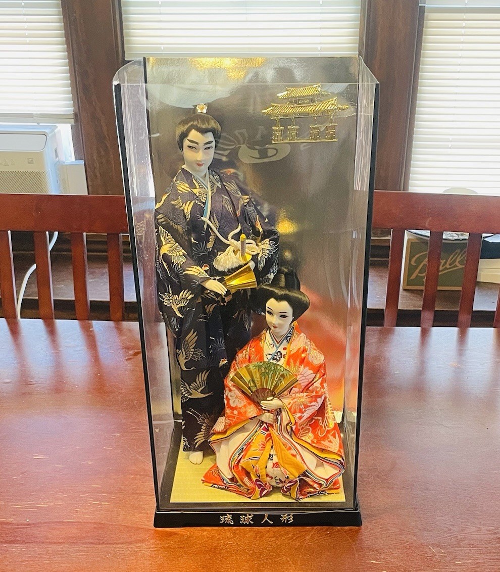 Vintage Japanese Ryukyu Dolls Couple in Display Case Okinawa Kimono Figurines Vintage Japanese Ryukyu Dolls Couple in Display Case Okinawa Kimono Figurines