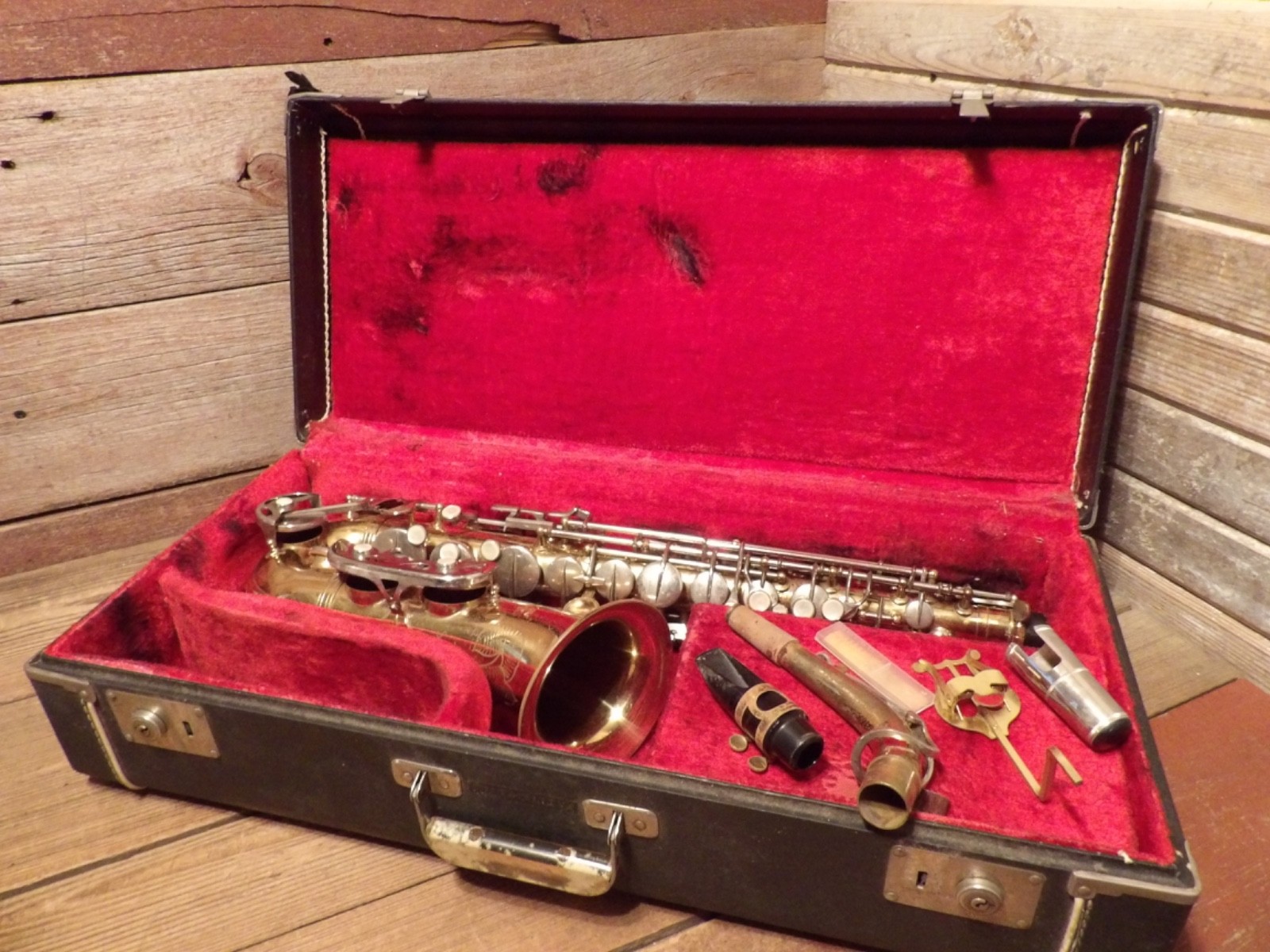VINTAGE EVETTE SCHAEFFER SAXOPHONE WITH CASE VINTAGE EVETTE SCHAEFFER SAXOPHONE WITH CASE