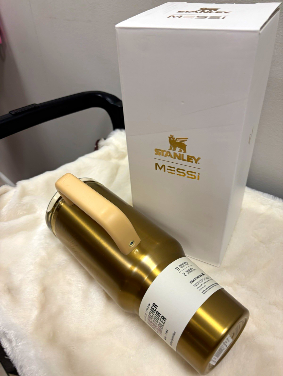 Stanley x Messi Quencher ProTour 40oz Gold/Beige Stainless Tumbler Handle Lid Stanley x Messi Quencher ProTour 40oz Gold/Beige Stainless Tumbler Handle Lid