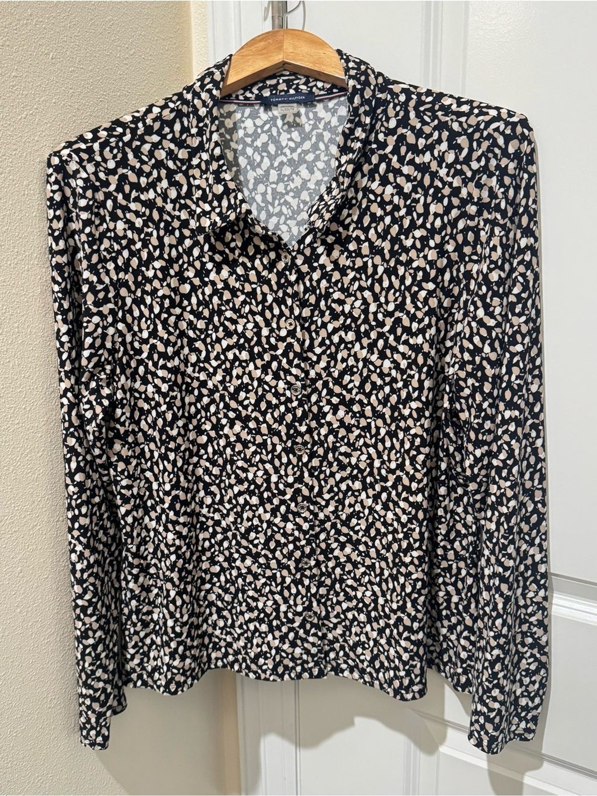 Tommy Hilfiger Blouse XL Black Tan Abstract Print Long Sleeve Button Front Tommy Hilfiger Blouse XL Black Tan Abstract Print Long Sleeve Button Front