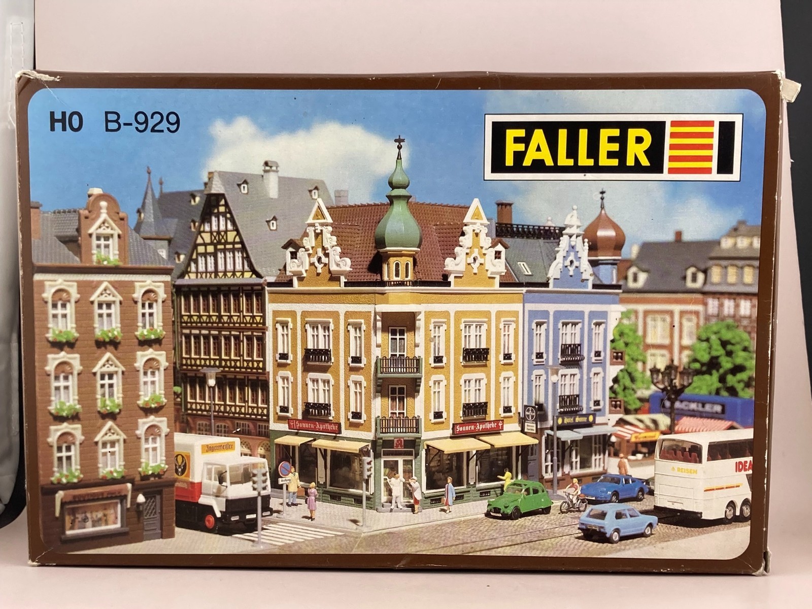 FALLER B-929 CORNER BUILDING PHARMACY Kit HO SCALE V2 FALLER B-929 CORNER BUILDING PHARMACY Kit HO SCALE V2