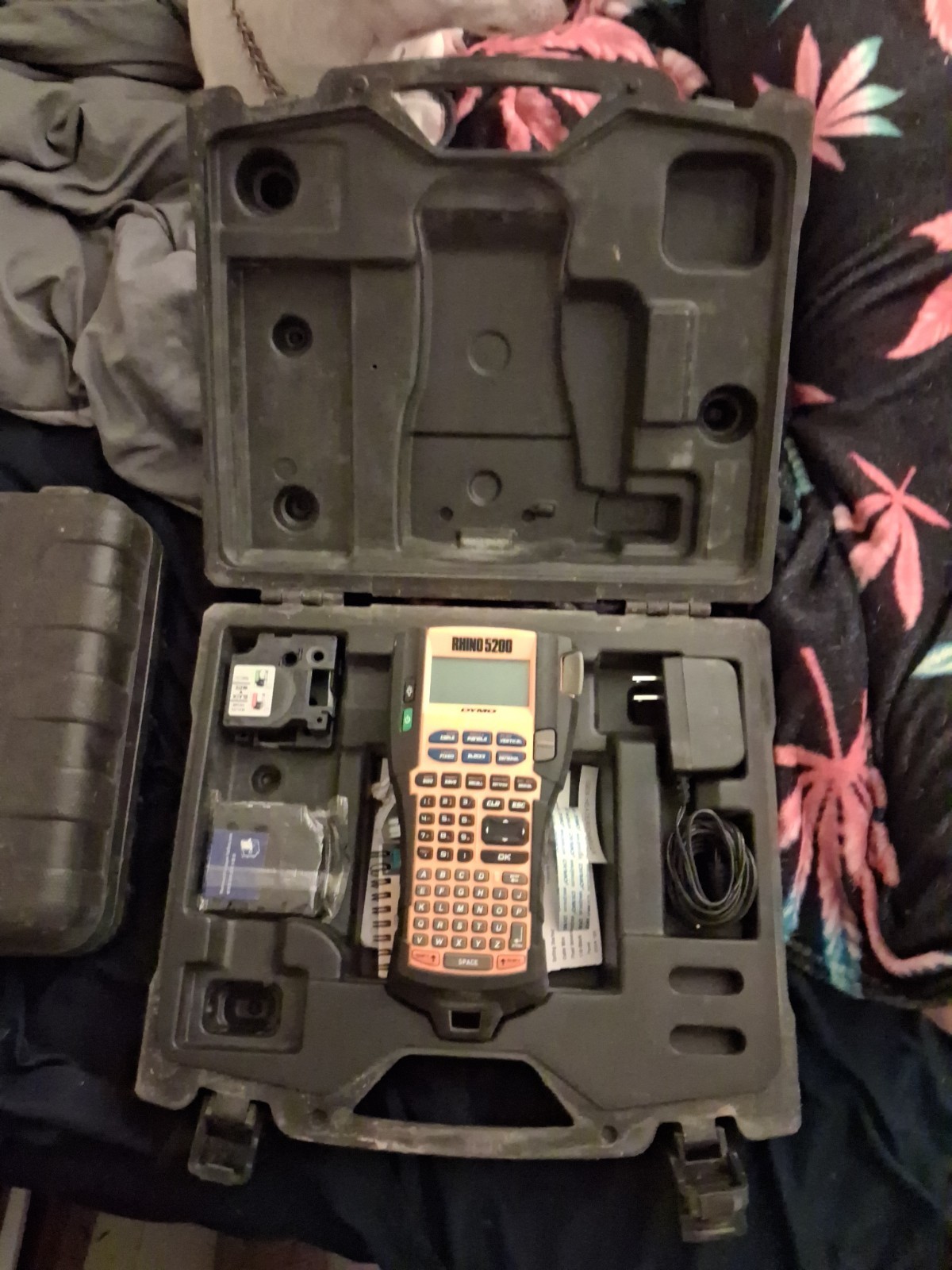 DYMO Rhino 5200 Industrial Label Maker with Case- 2 Ribbon - User Guide Disc DYMO Rhino 5200 Industrial Label Maker with Case- 2 Ribbon - User Guide Disc