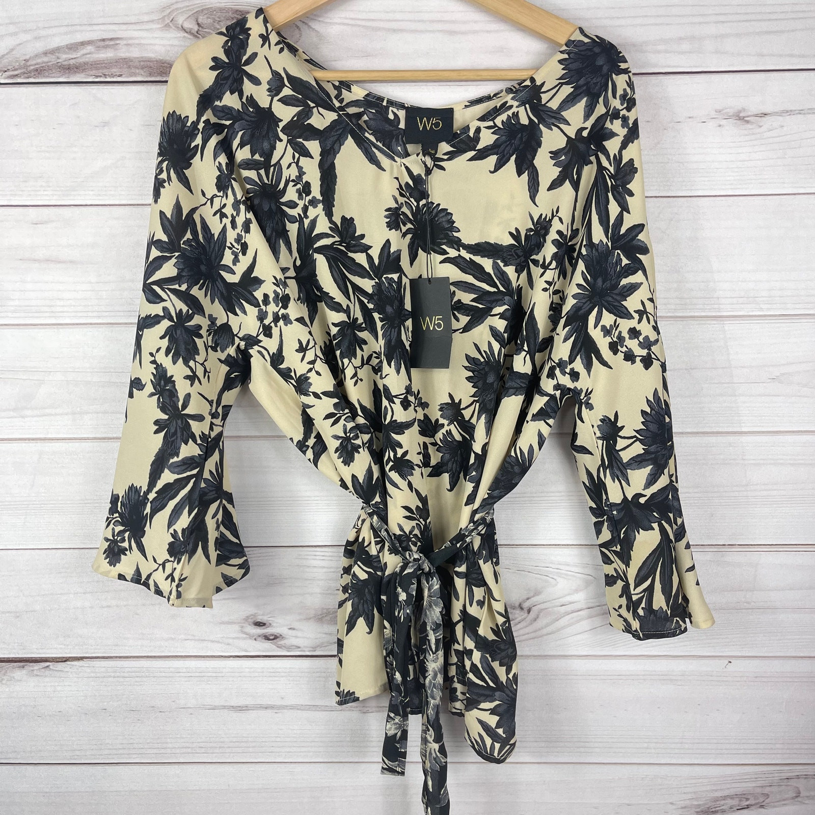 W5 V-Neck Tie Waist Floral Leaves Blouse Tan and Black Size Large NEW W5 V-Neck Tie Waist Floral Leaves Blouse Tan and Black Size Large NEW